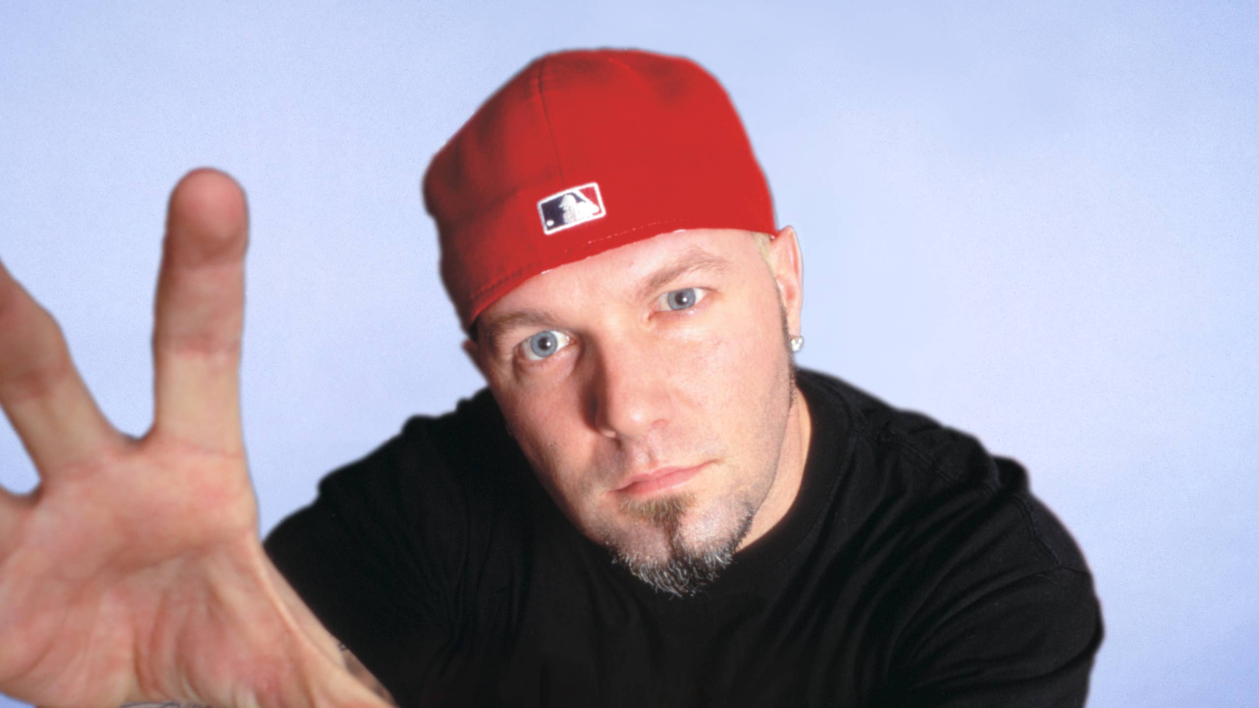 2560x1440 Popular '90s Rocker Looks Completely Unrecognizable