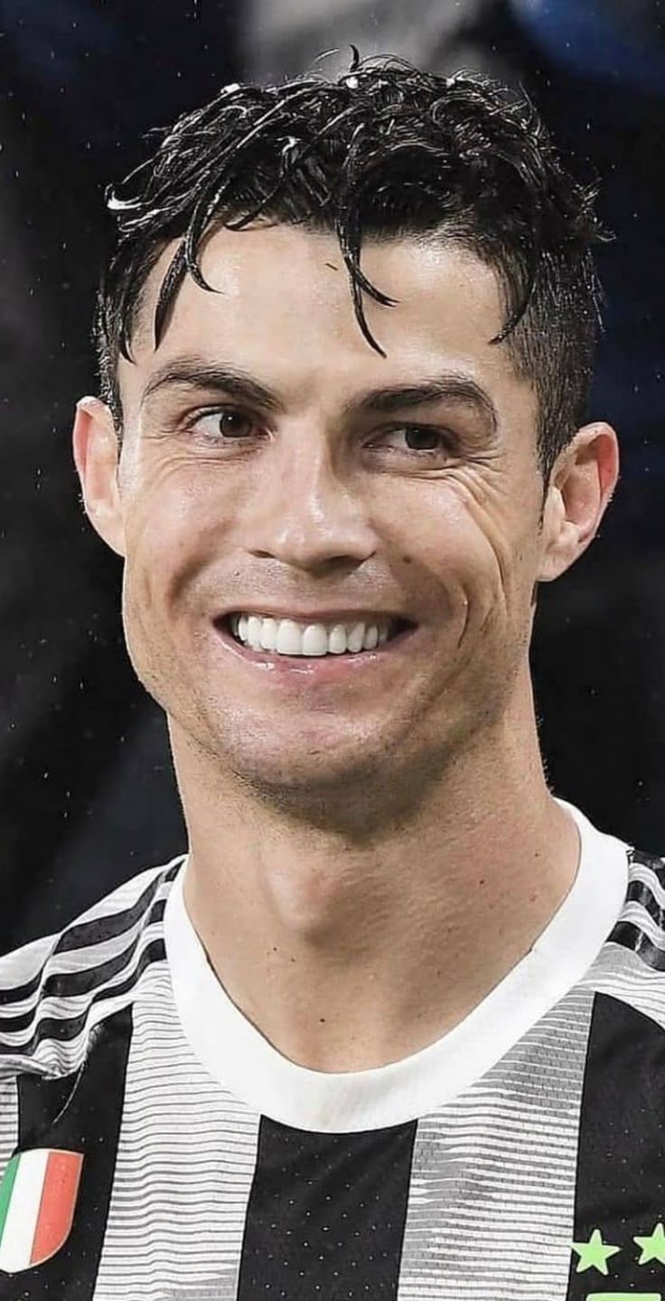 736x1439 CR7 Smile