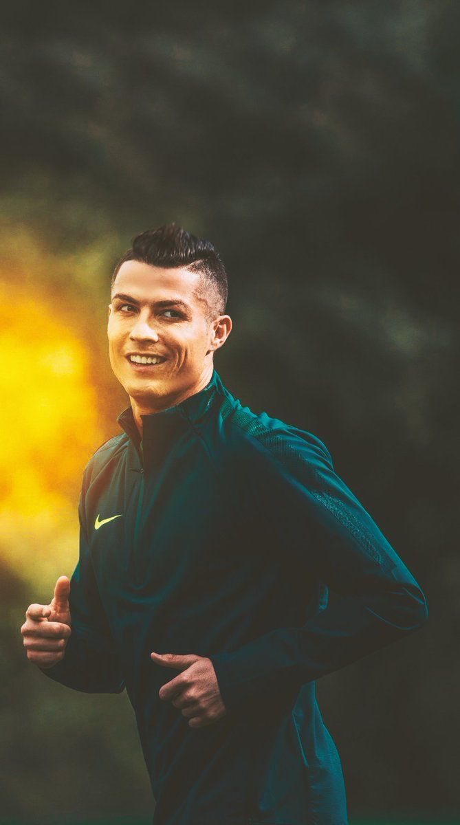 669x1200 Ronaldo Smile Wallpaper