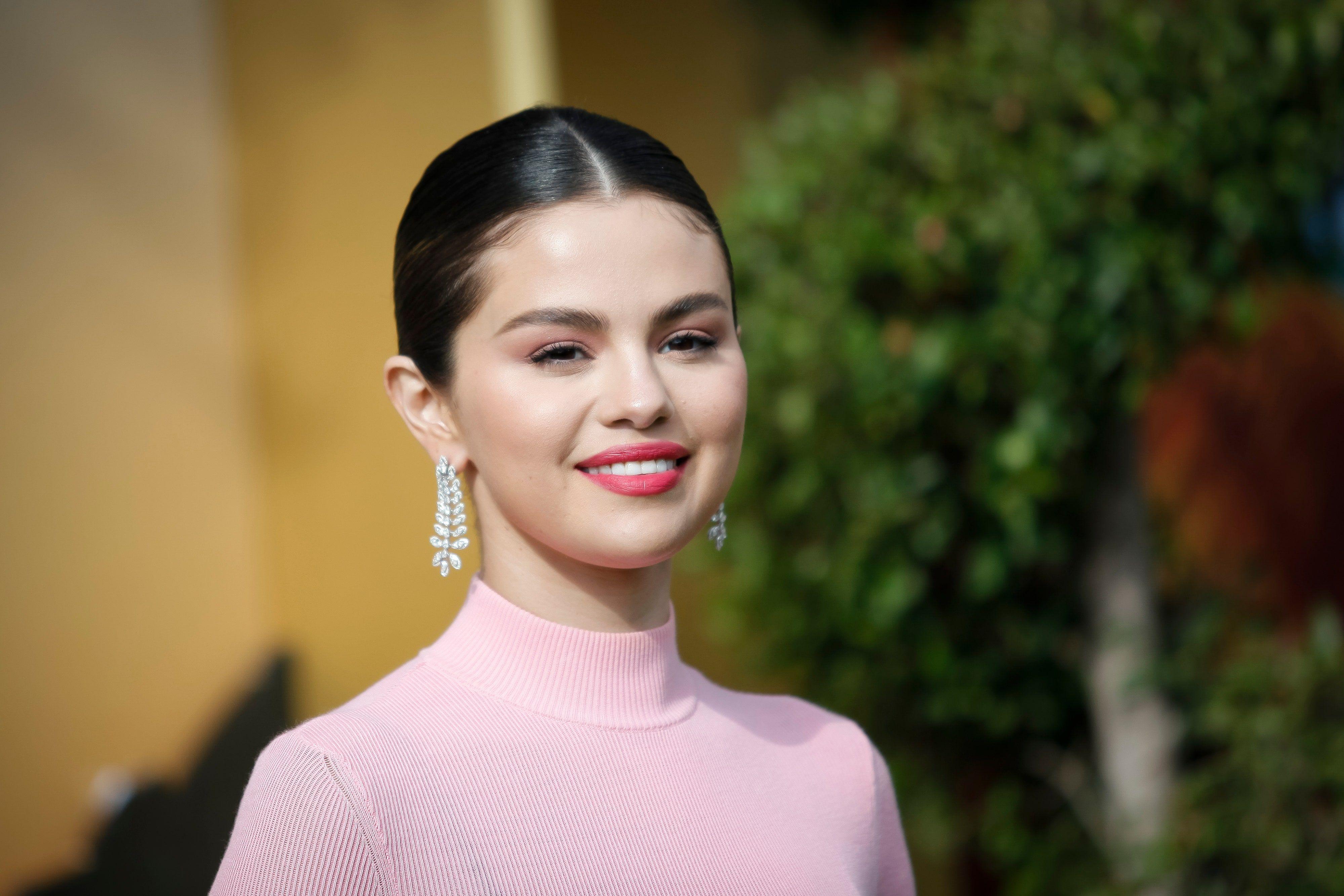 3999x2666 Selena Gomez Revealed a “Rare”-Inspired Neck Tattoo