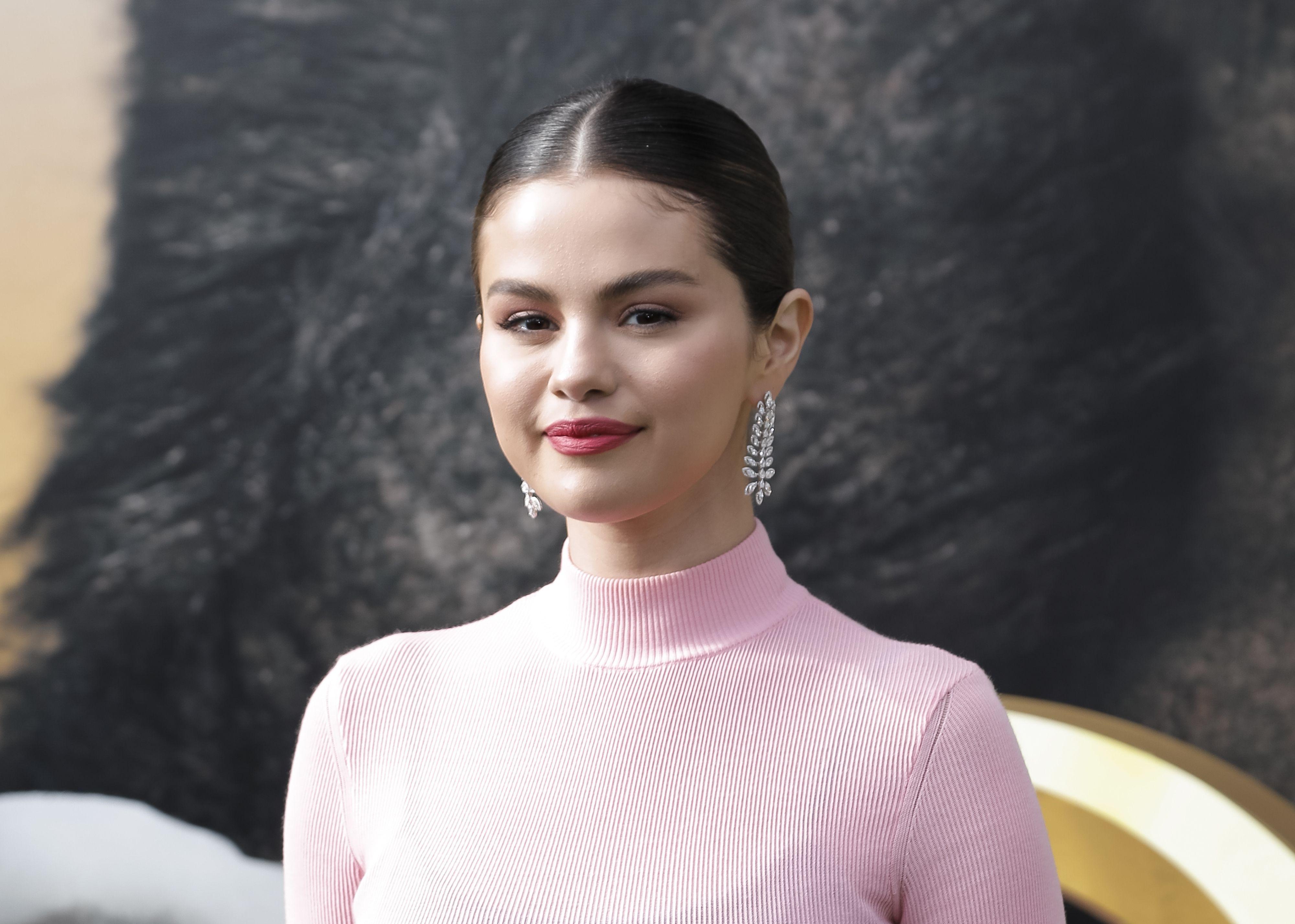 4000x2854 Selena Gomez Gets Rare Neck Tattoo: Pics