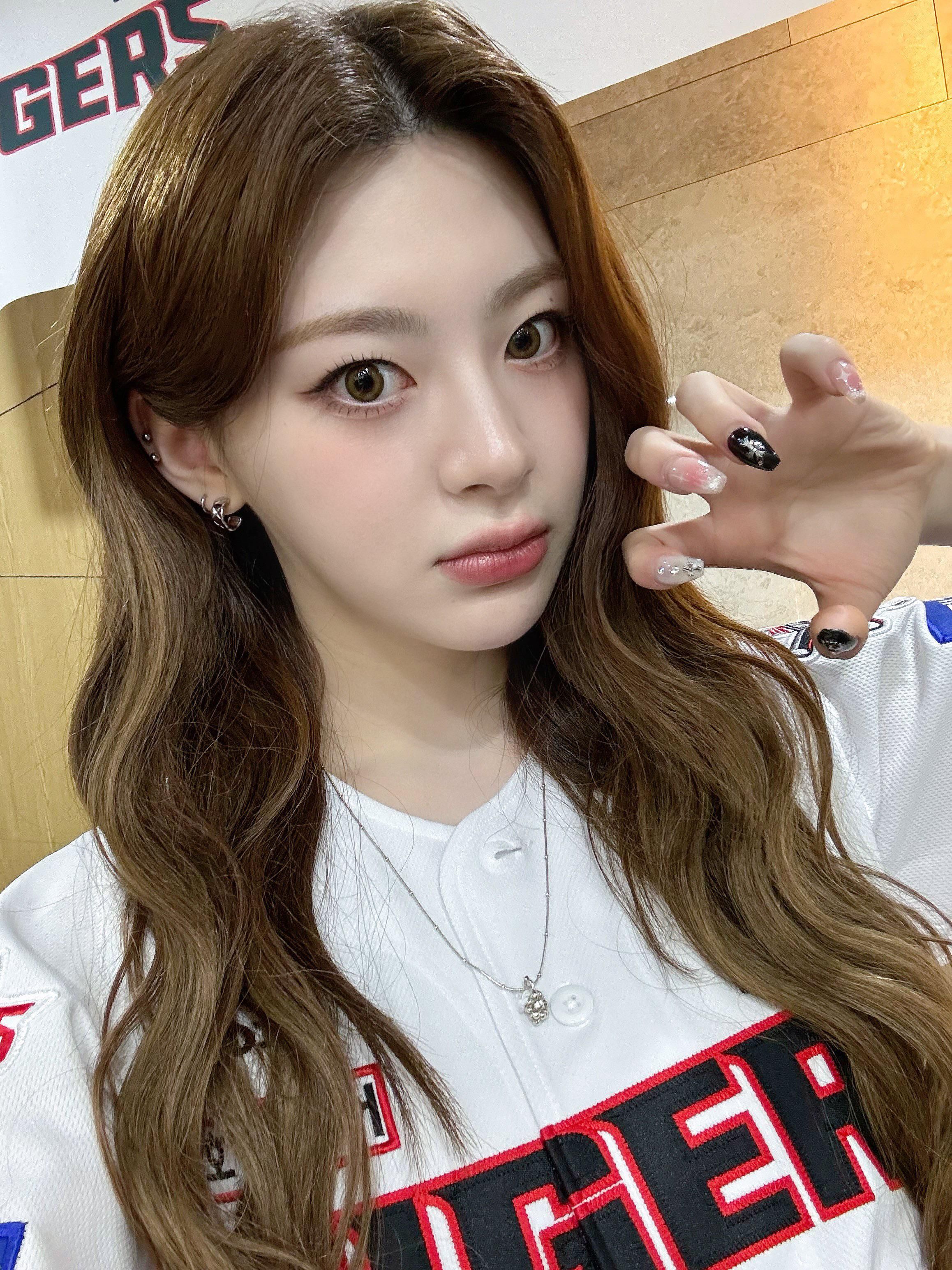 2316x3088 Seeun Selfie.zip