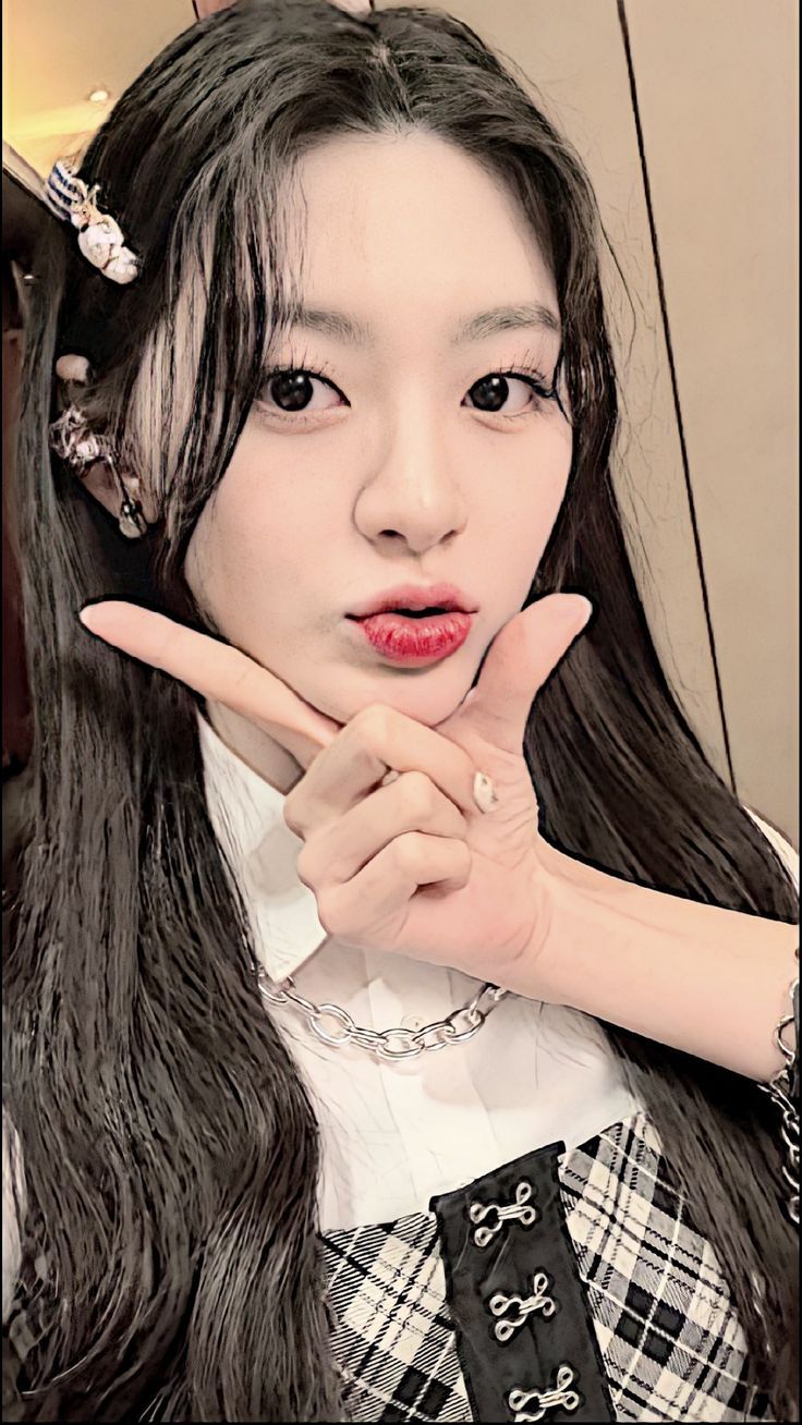 736x1308 Stayc wallpaper aesthetic. Stayc seeun wallpaper, Seeun sharpen, Seeun stacy
