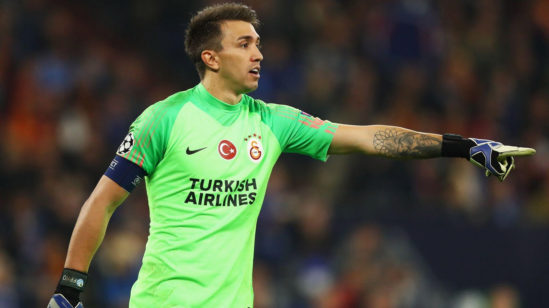 1920x1080 Galatasaray goalkeeper Muslera suffers broken leg