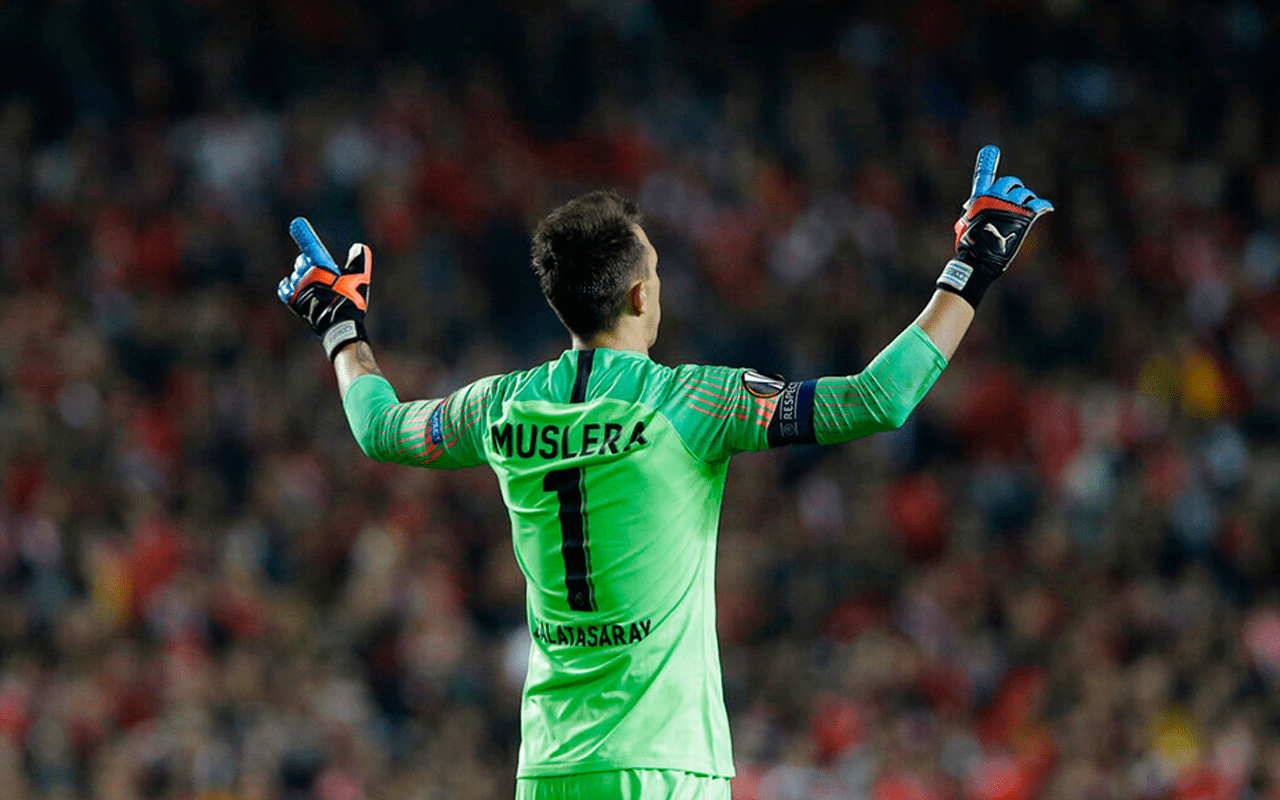 1280x800 Muslera hakem kararlarına isyan etti