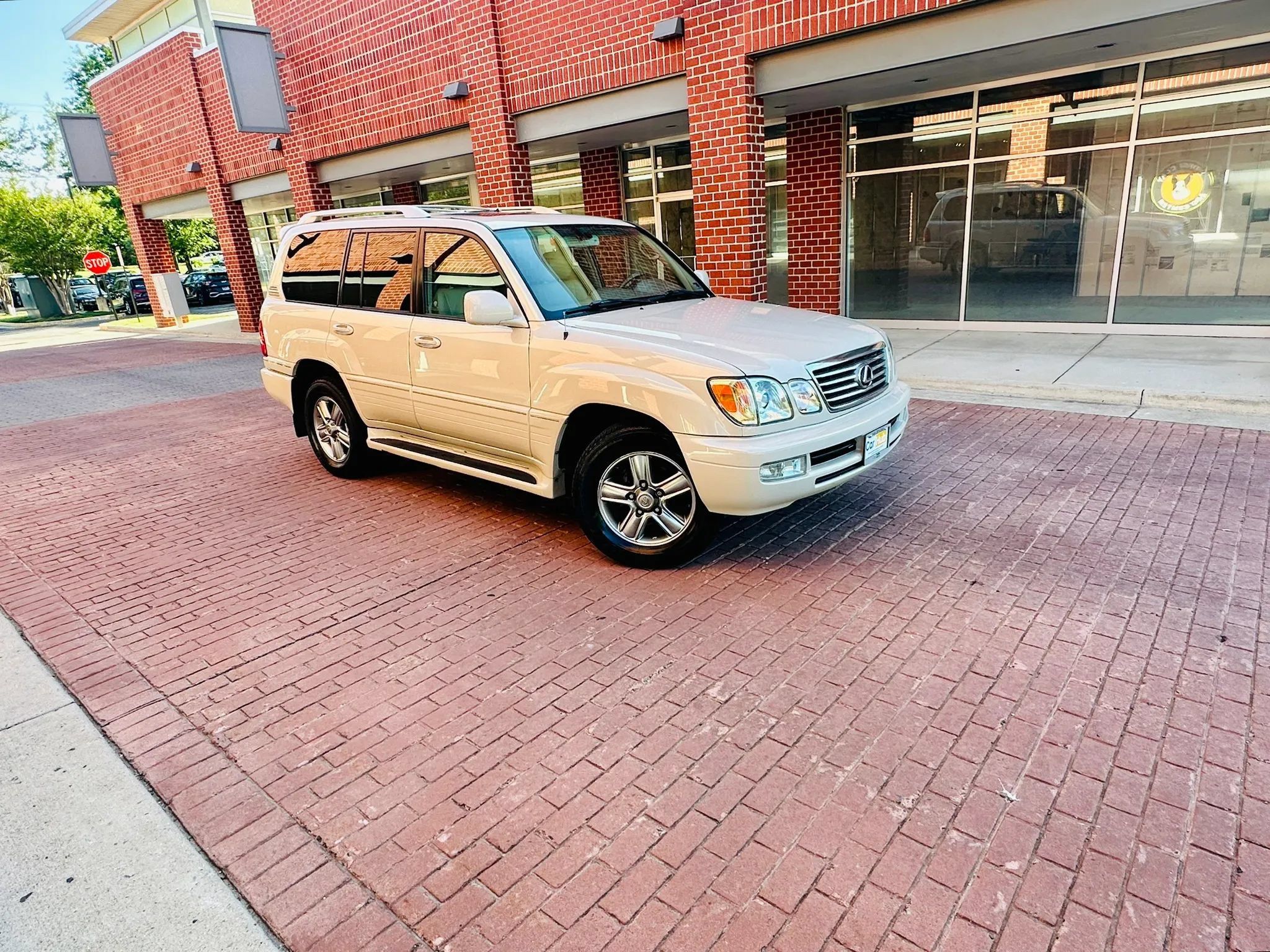 2048x1536 Used 2006 Lexus LX 470 and Driver