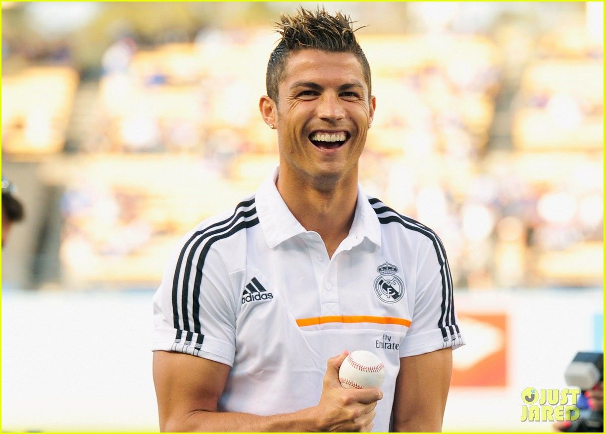 1222x876 Cristiano Ronaldo Throws First Pitch for Yankees vs. Dodgers! Jared News and Gossip