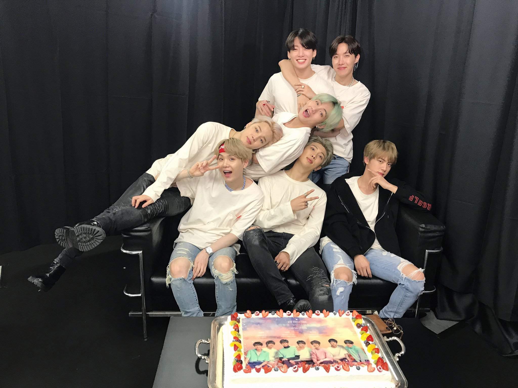 2048x1536 BTS UPCOMING WORLD TOUR - #LOVE YOURSELF - #SPEAK