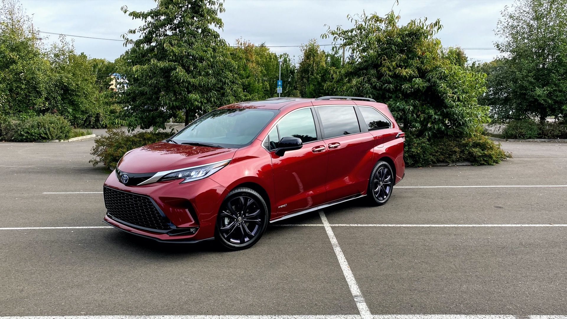 1920x1080 Toyota Sienna first drive: 36 mpg and design flair make the minivan relevant again