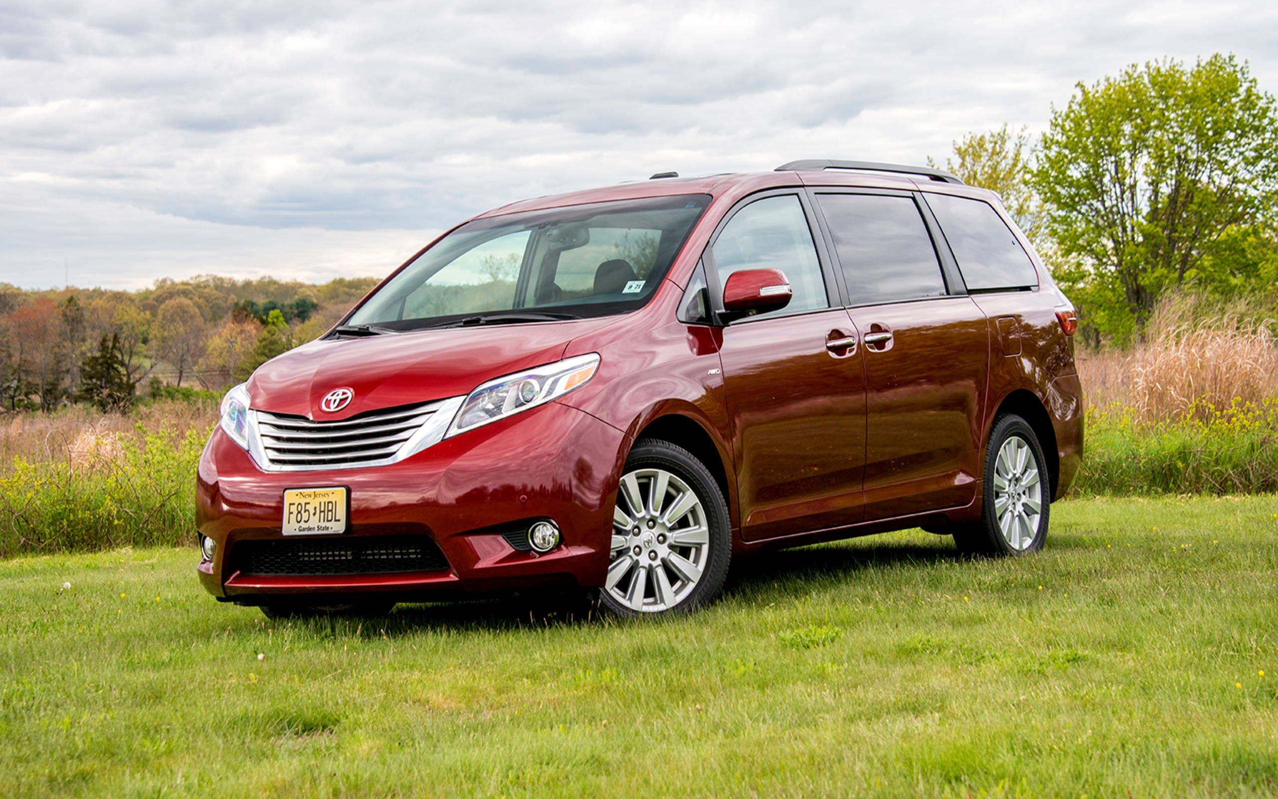 2560x1600 Toyota Sienna Limited AWD review: Classic team transport