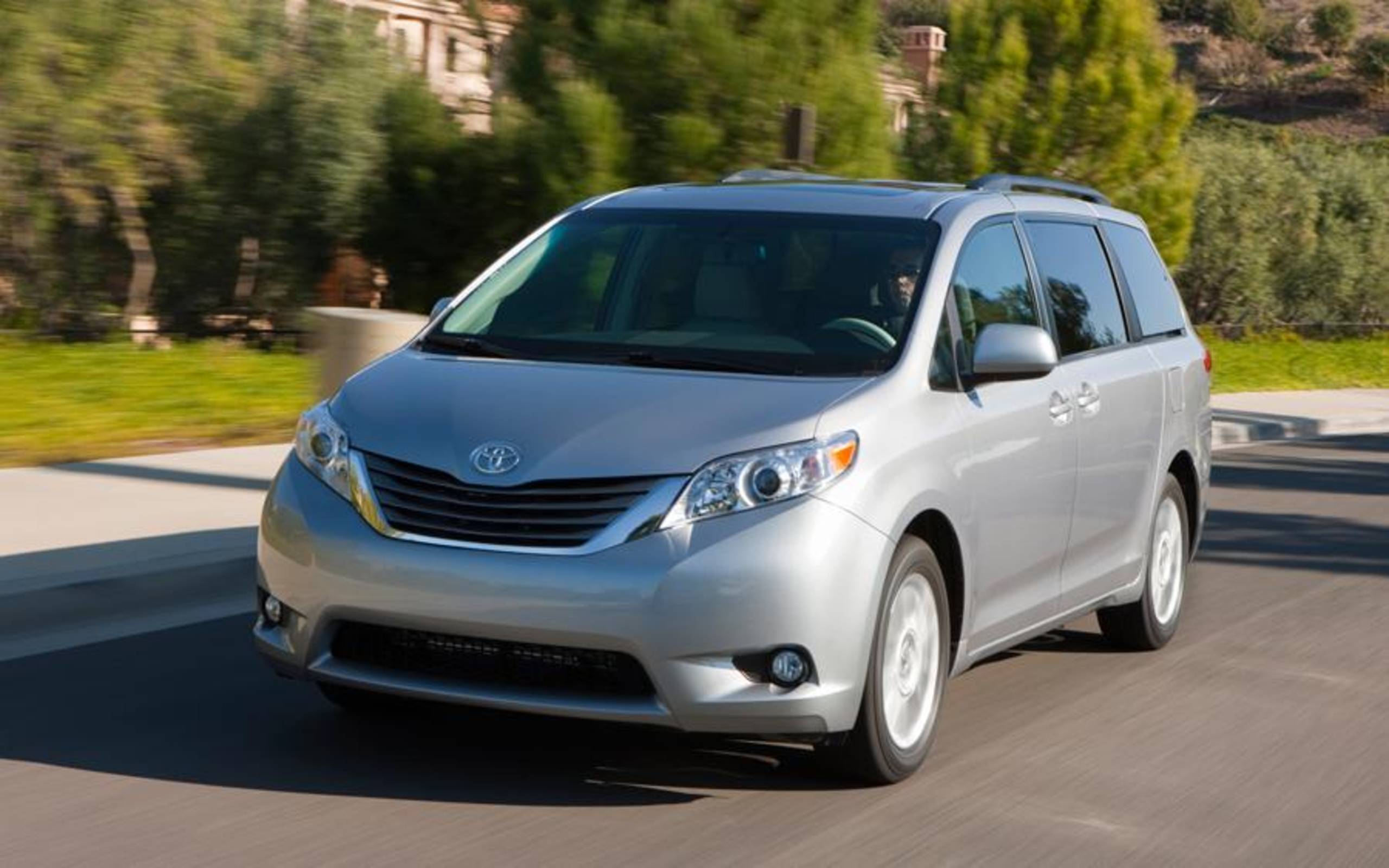 2560x1600 Toyota Sienna XLE review notes: Comfortable interior and entertainment scores points
