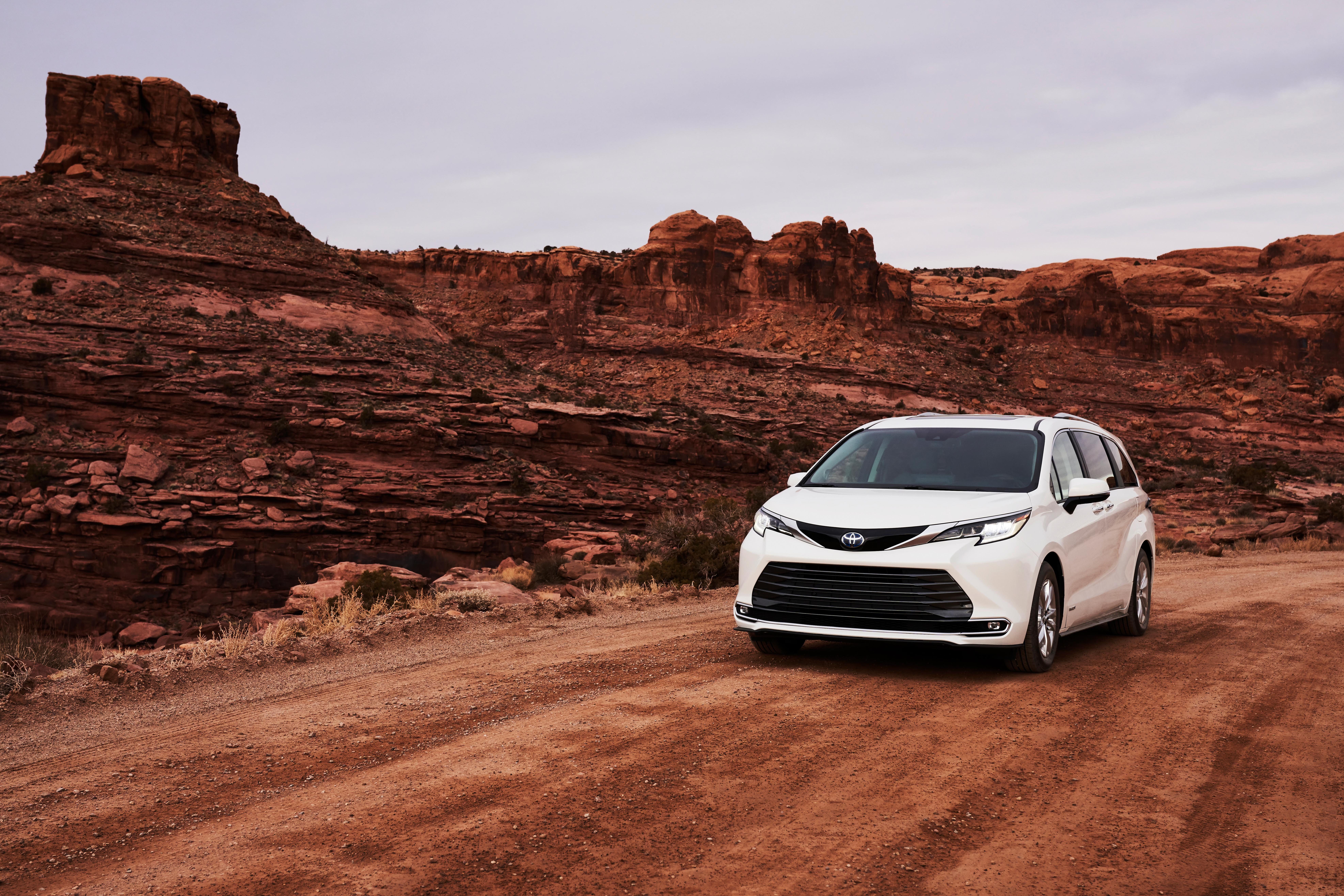 7894x5263 View Photo of the 2021 Toyota Sienna