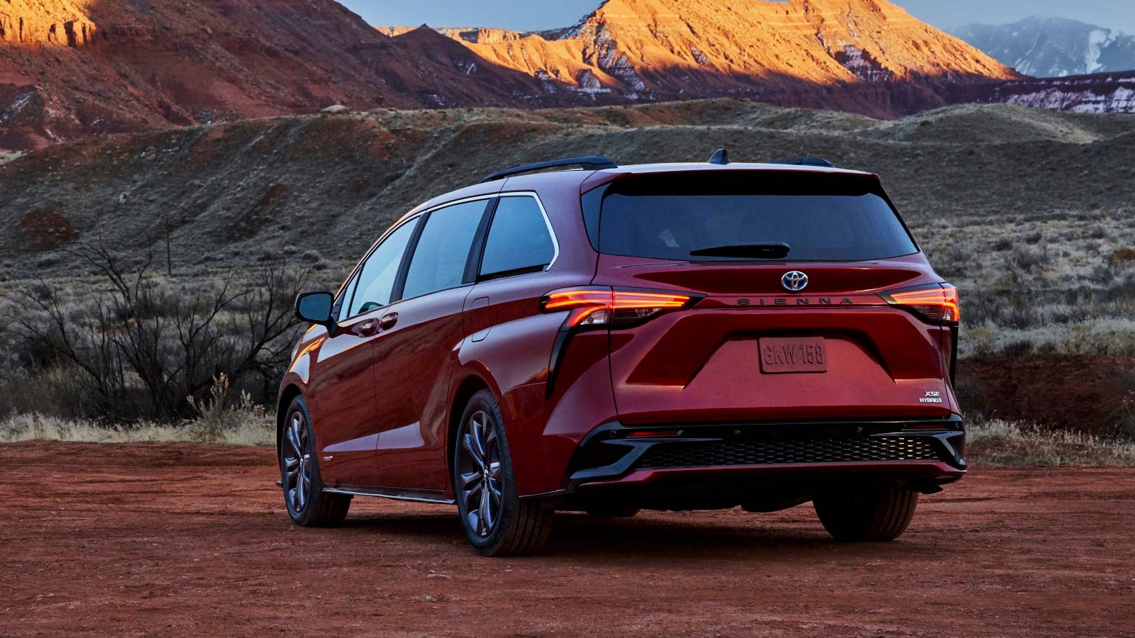1600x900 Toyota Sienna breaks cover as a stylish, hybrid minivan