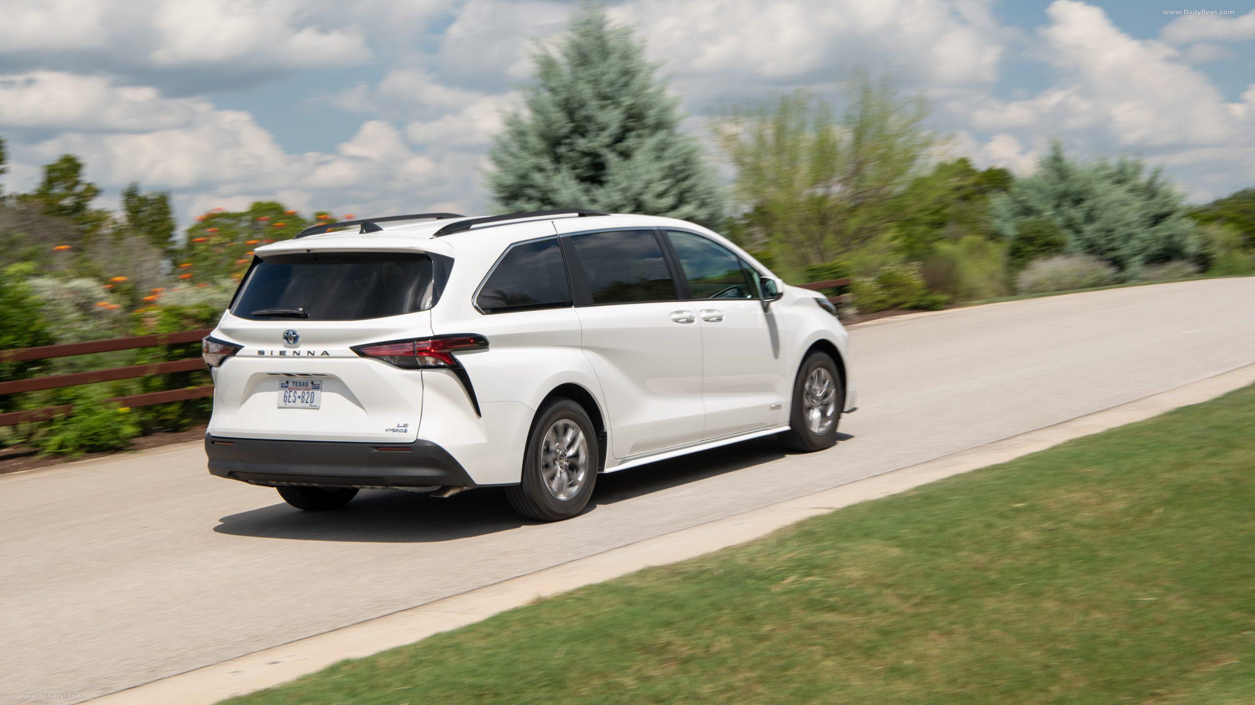 2560x1440 Toyota Sienna LE HD Photo, Videos, Specs, Features & Price