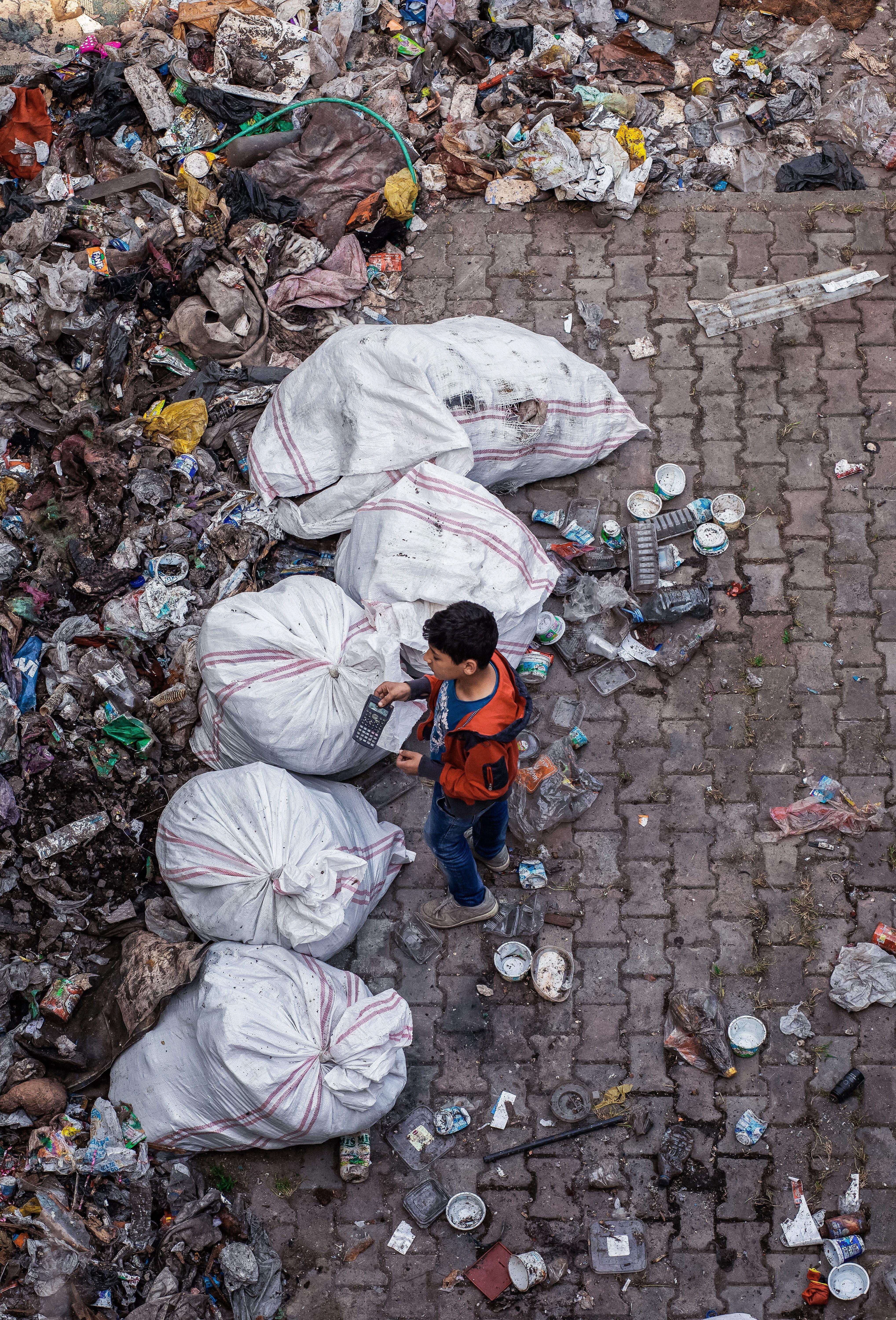 4073x5998 Child Standing Near Garbage · Free