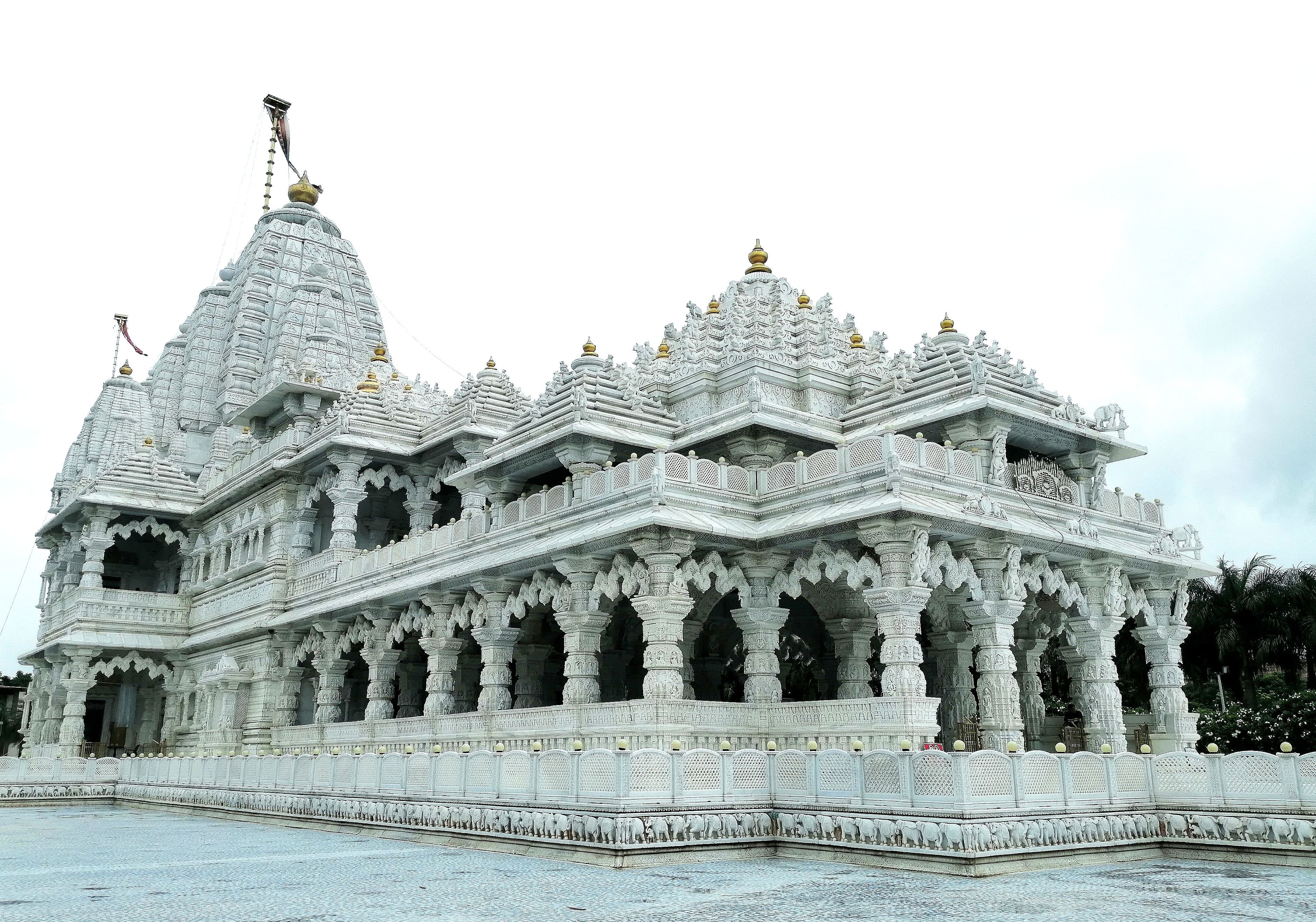 3760x2635 Garden and Shree Khodaldham Mandir behind · Free