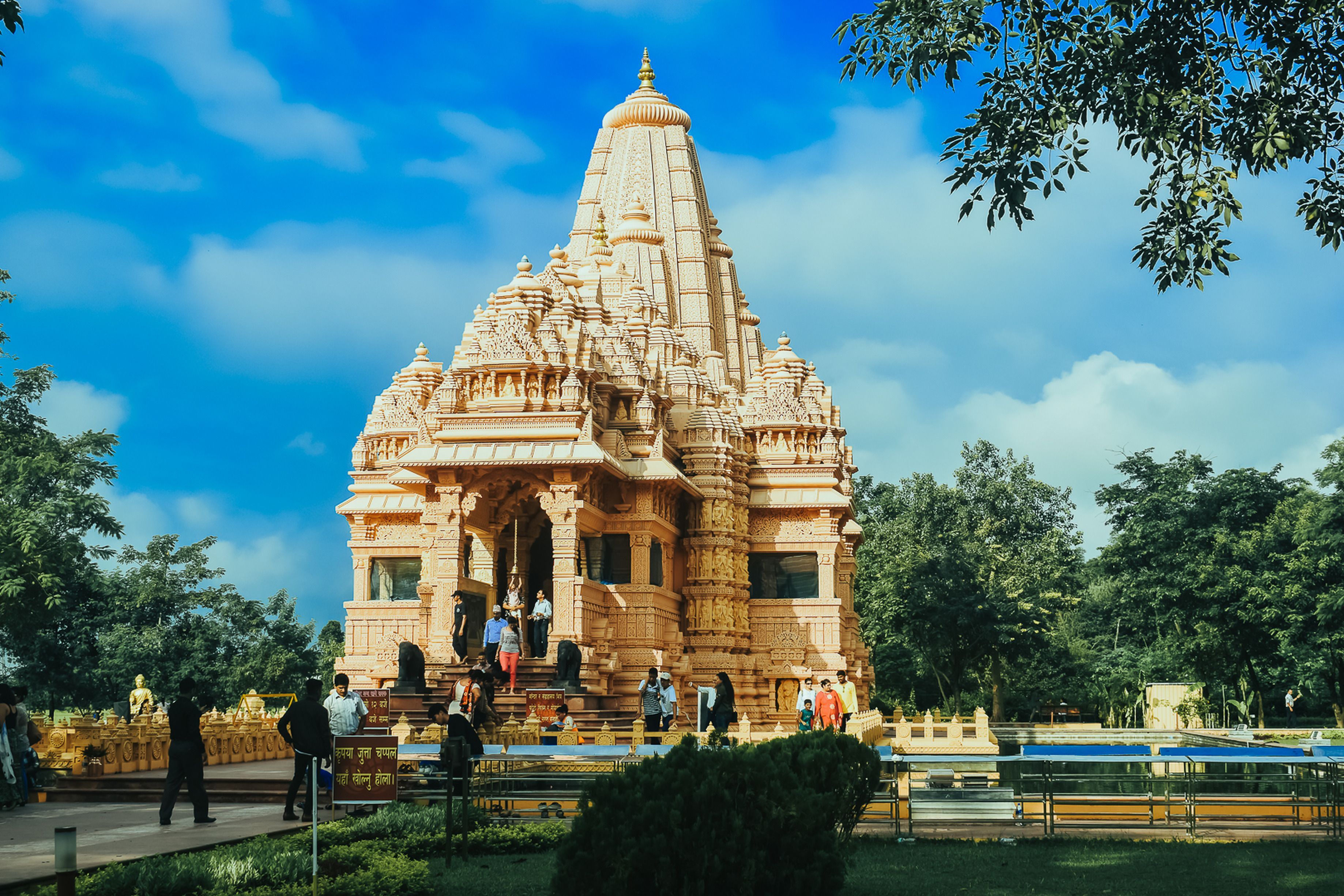 3675x2450 Garden and Shree Khodaldham Mandir behind · Free