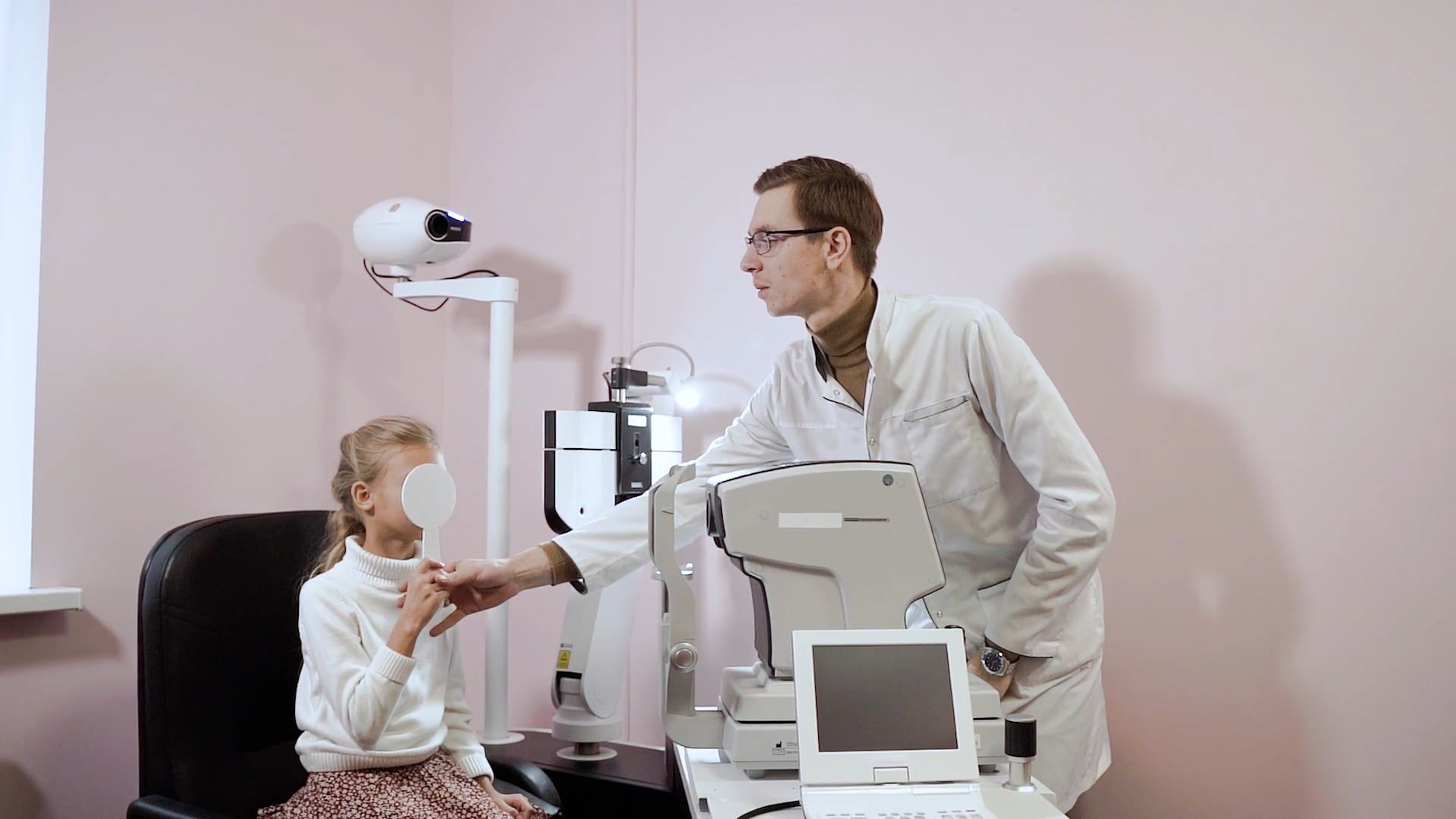 1920x1080 A Doctor Examining His Patient