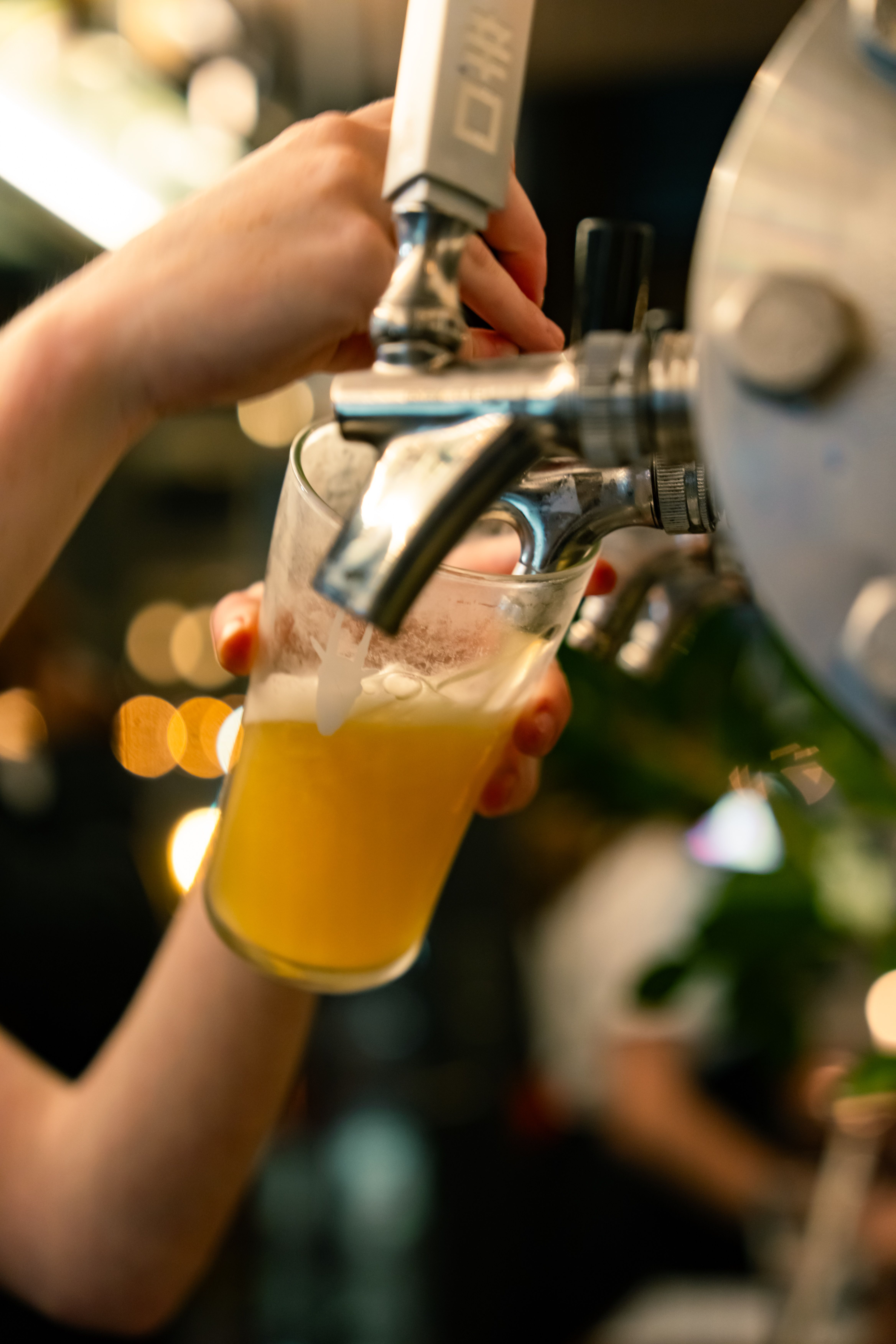 4672x7008 Pouring Beer Photo, Download The BEST Free Pouring Beer & HD Image