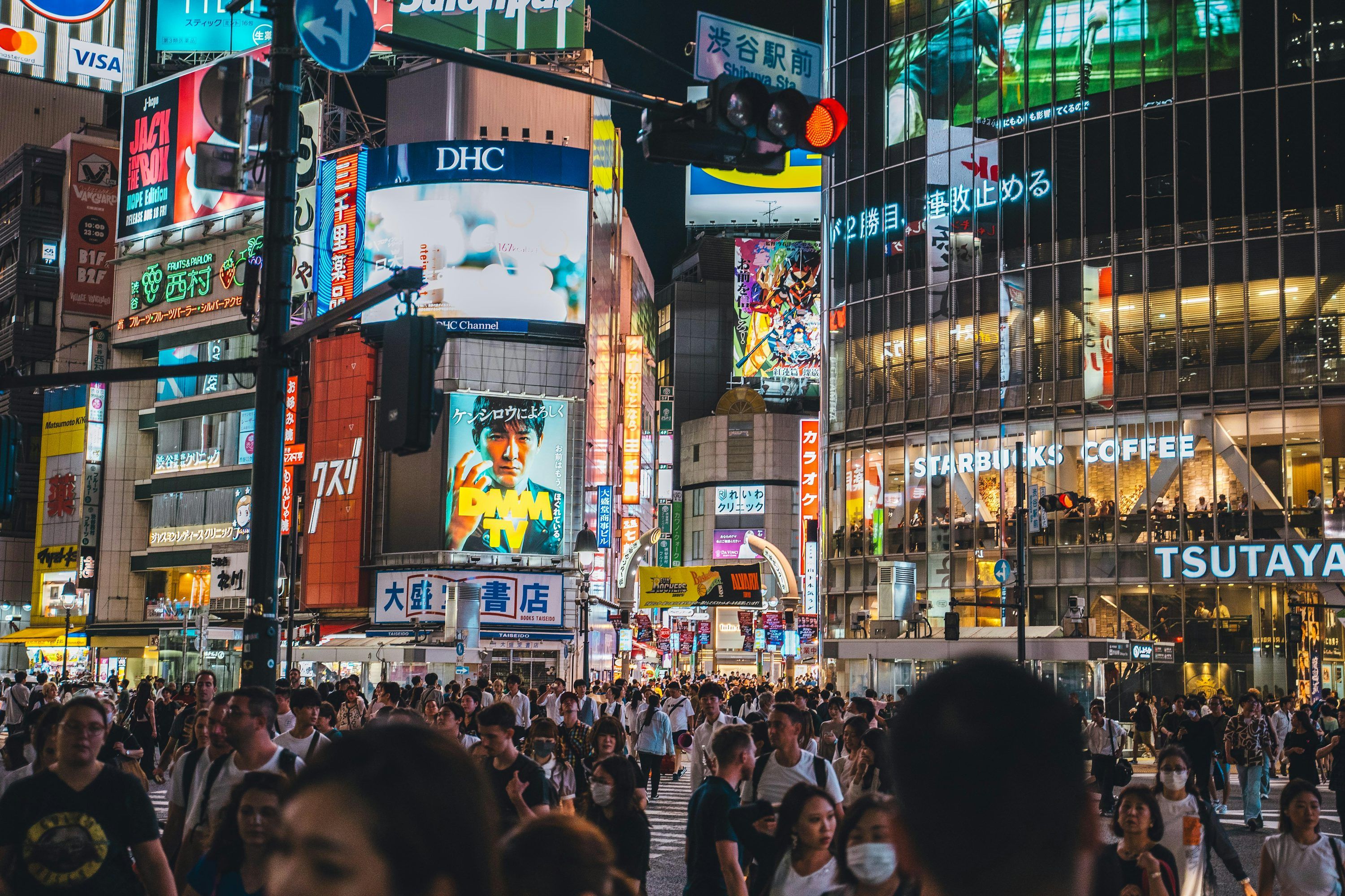 3000x2000 A crowded city street filled with lots of people photo
