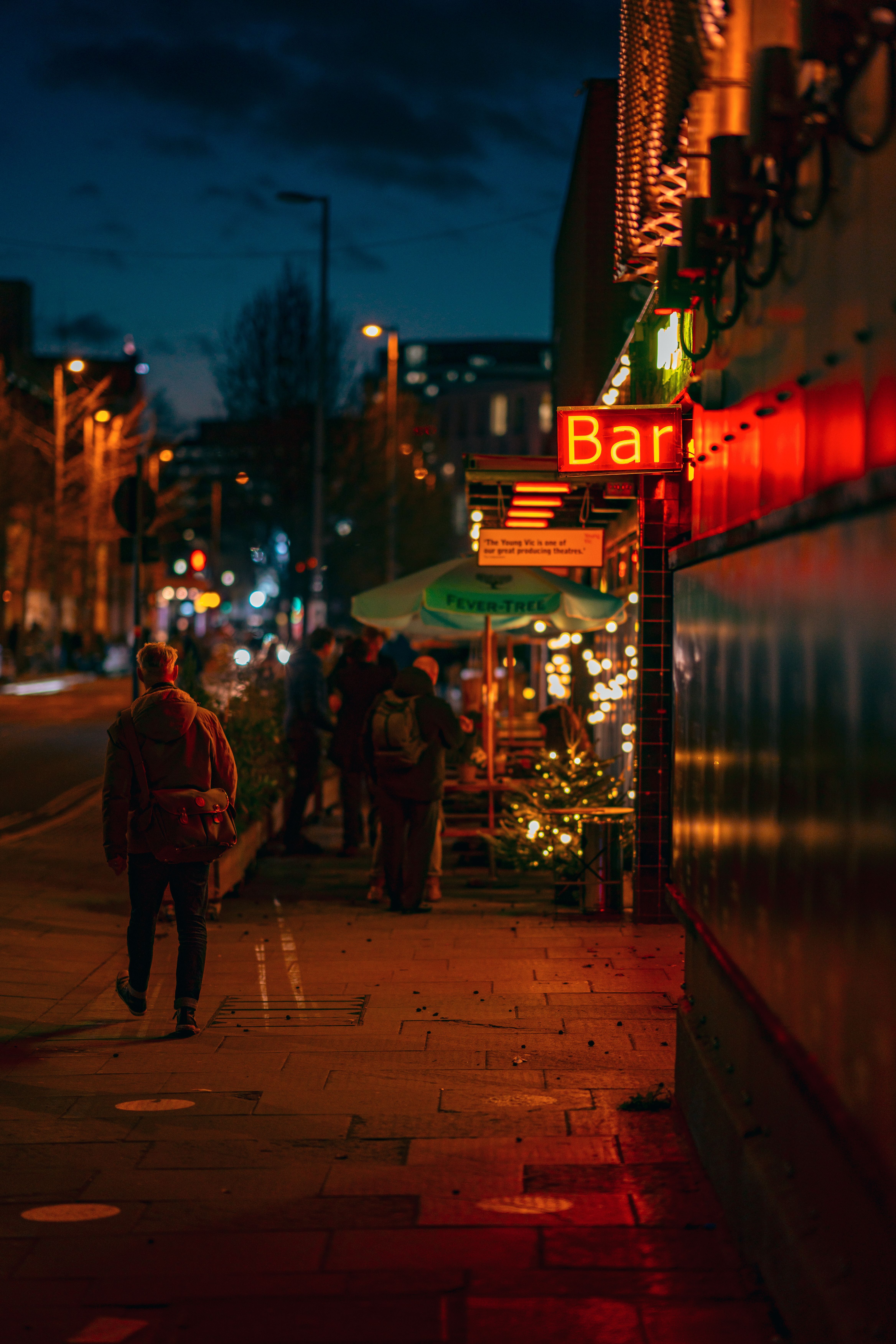 4672x7008 Nightlife on Busy London Street with Bar · Free
