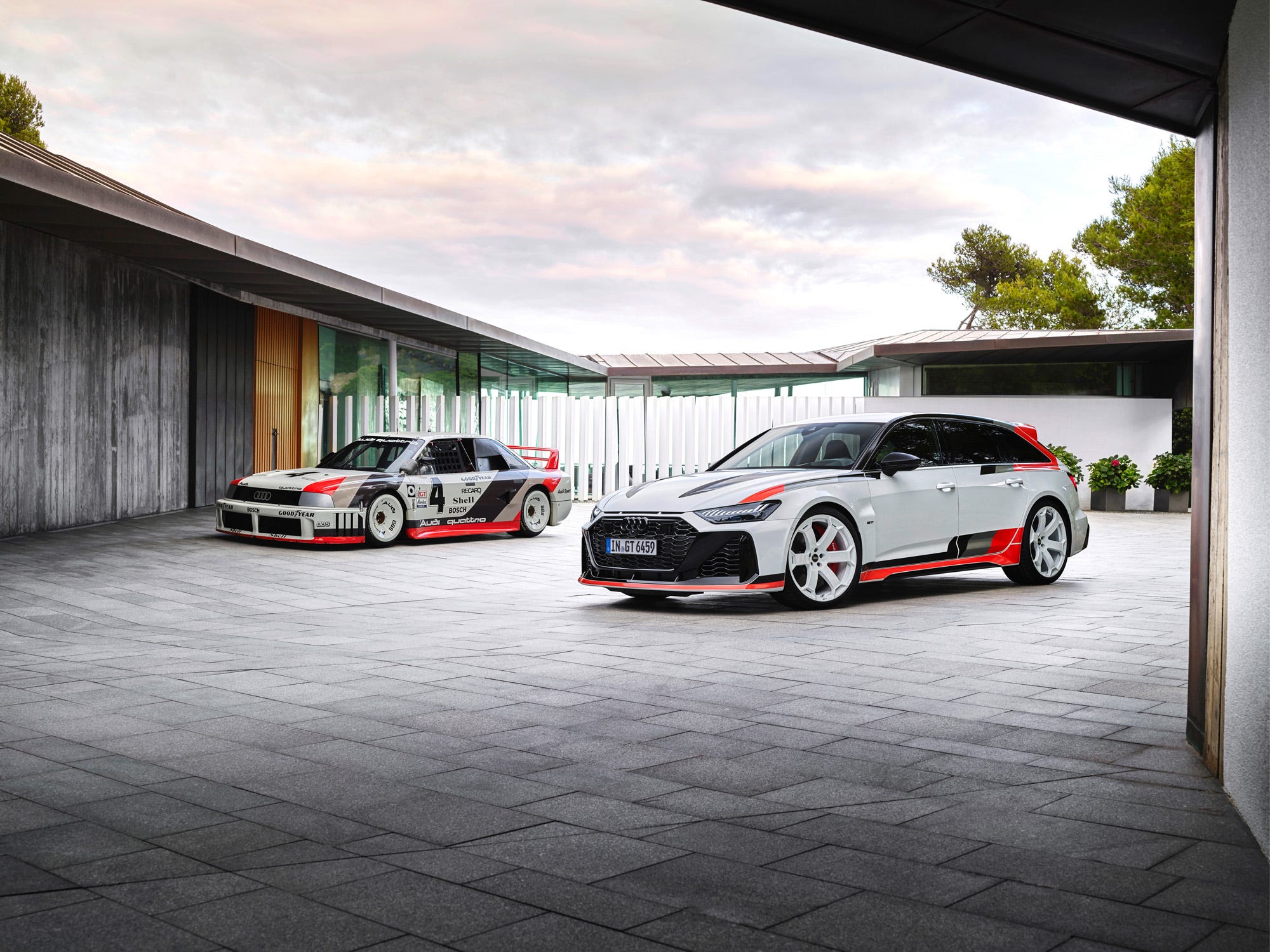 2000x1500 See Exterior Photo of the 2025 Audi RS6 Avant GT
