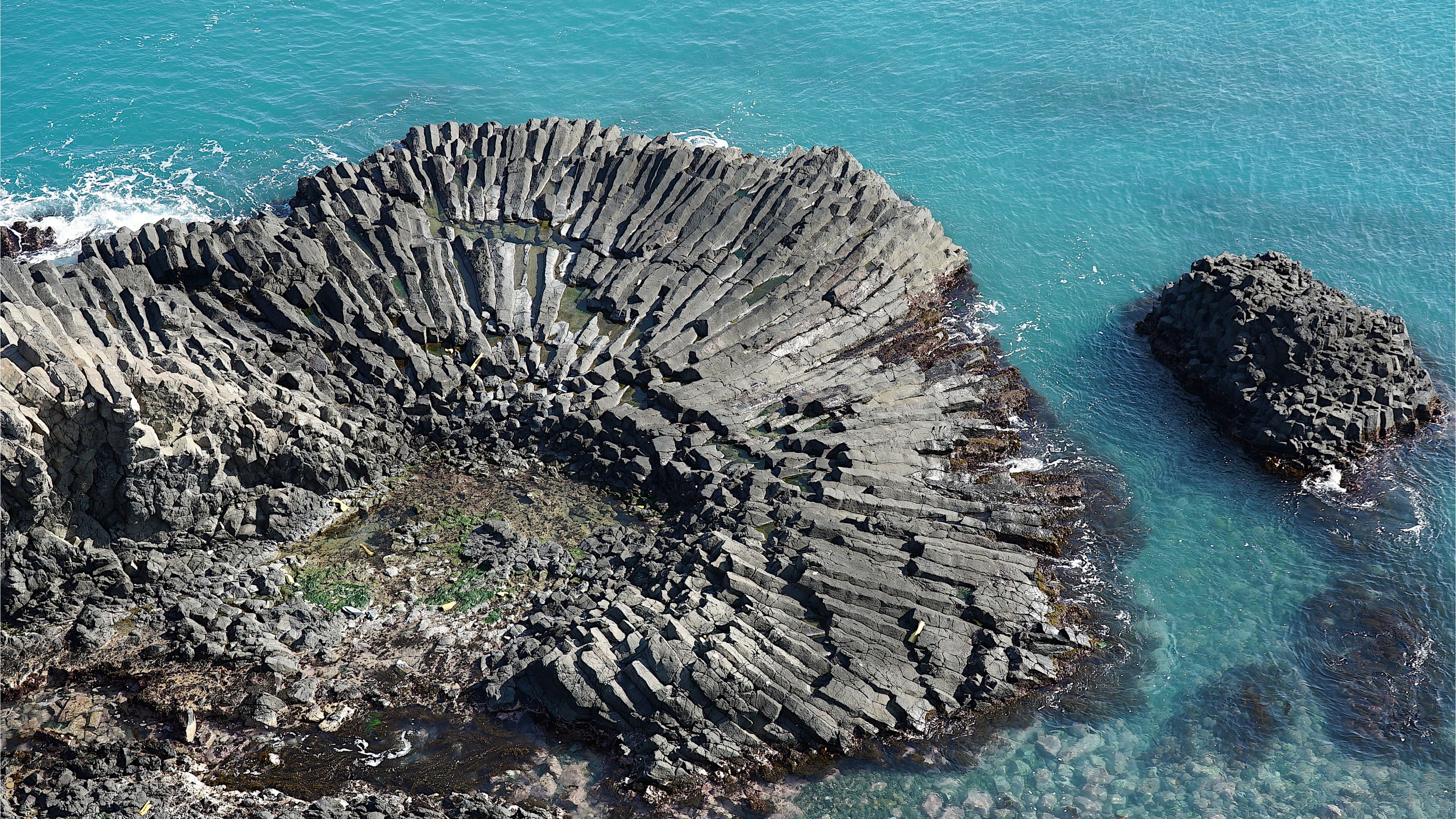 3840x2160 Beach Columnar Basalt Jeju Island Ocean Rock South Korea 4K HD Nature Wallpaper