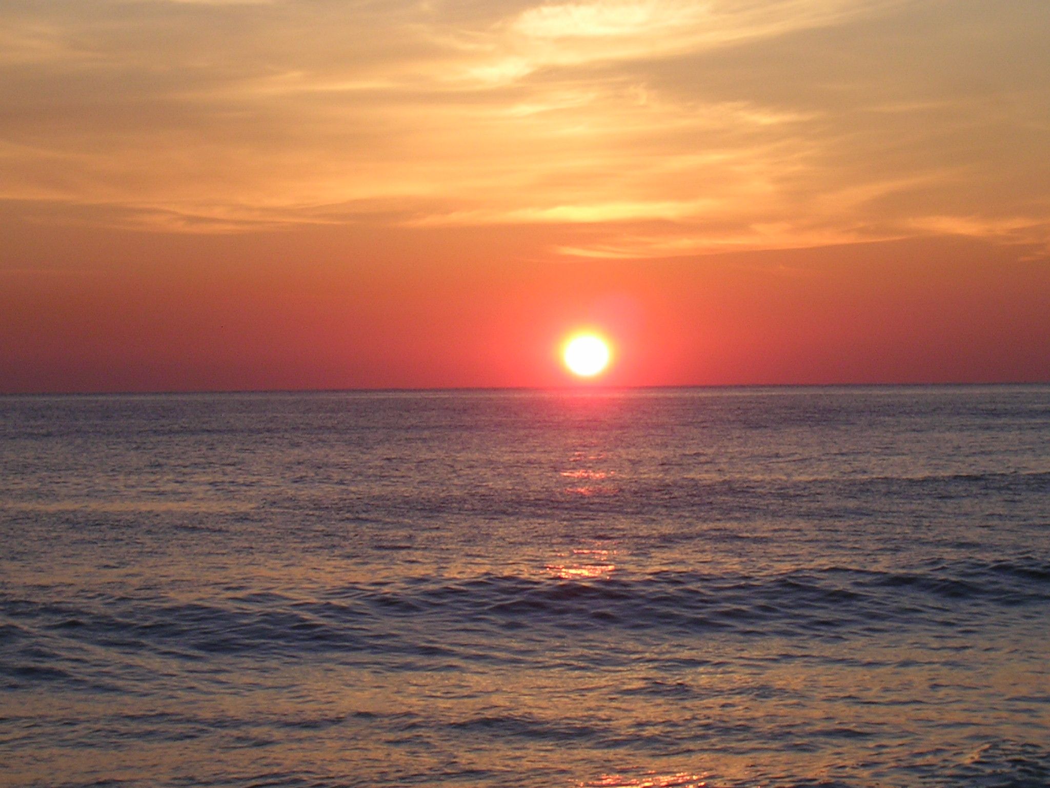 2048x1536 Full Orbed Sunrise Over East Sea In South