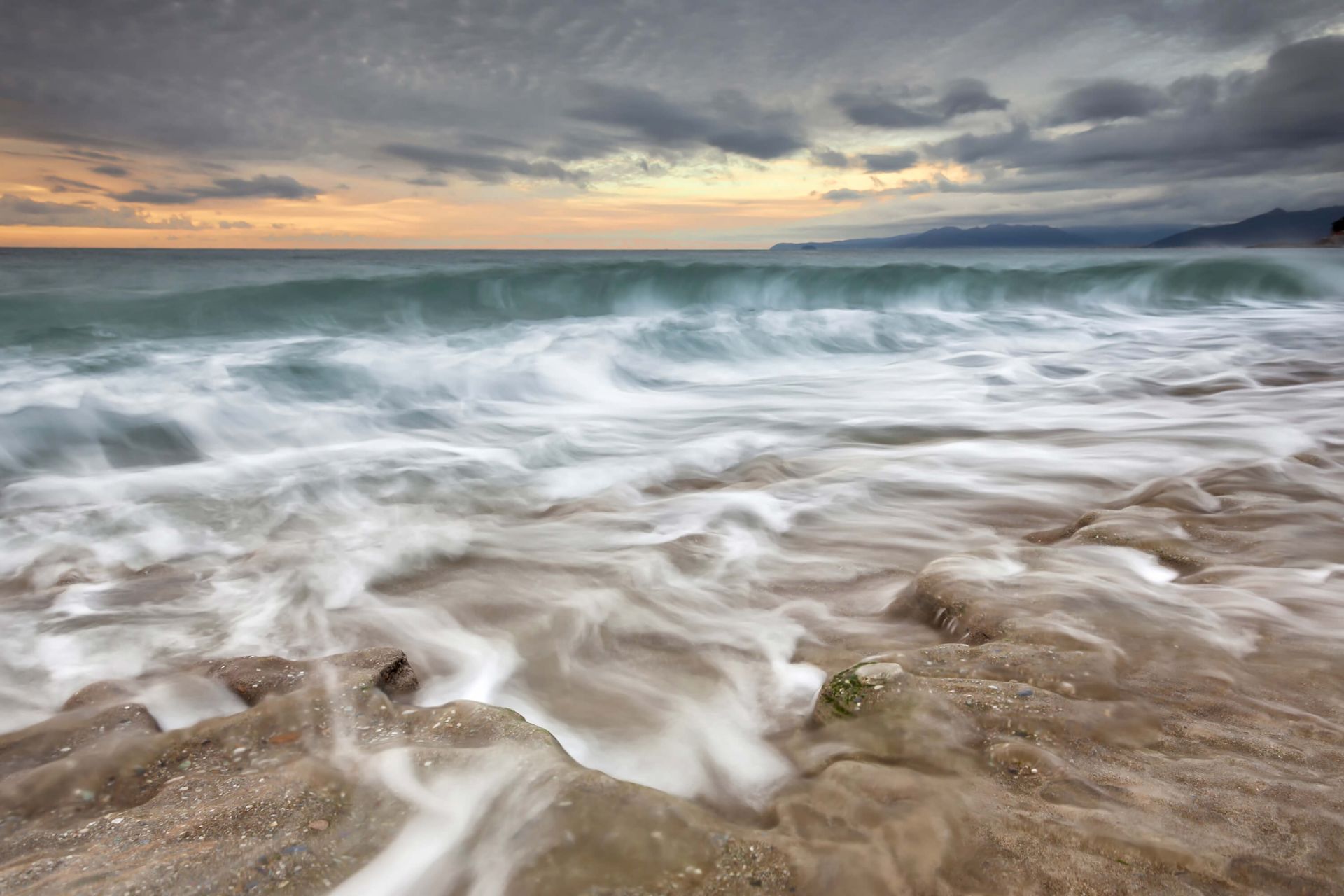 1920x1280 Wave in motion