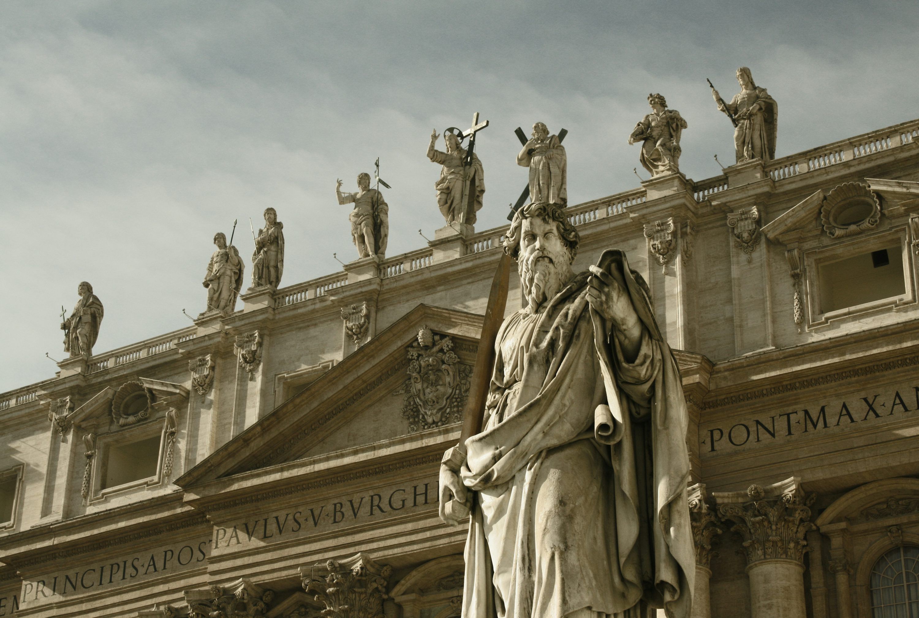 3000x2017 Monument with statuettes on top building at daytime photo