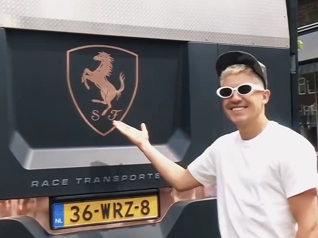 1024x768 Lil Kleine trakteert zichzelf op nieuwe Ferrari: 'Paardje in galop'
