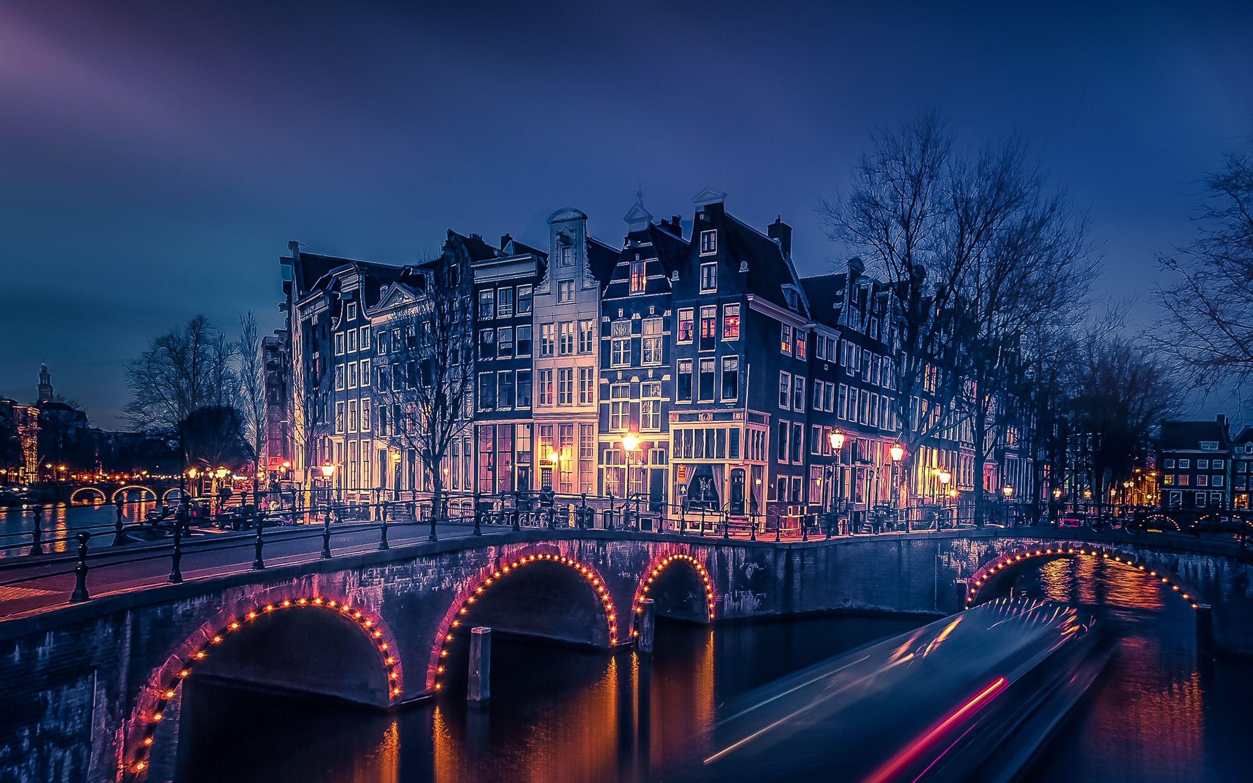 2560x1600 Amsterdam Night Cityscape Wallpaper