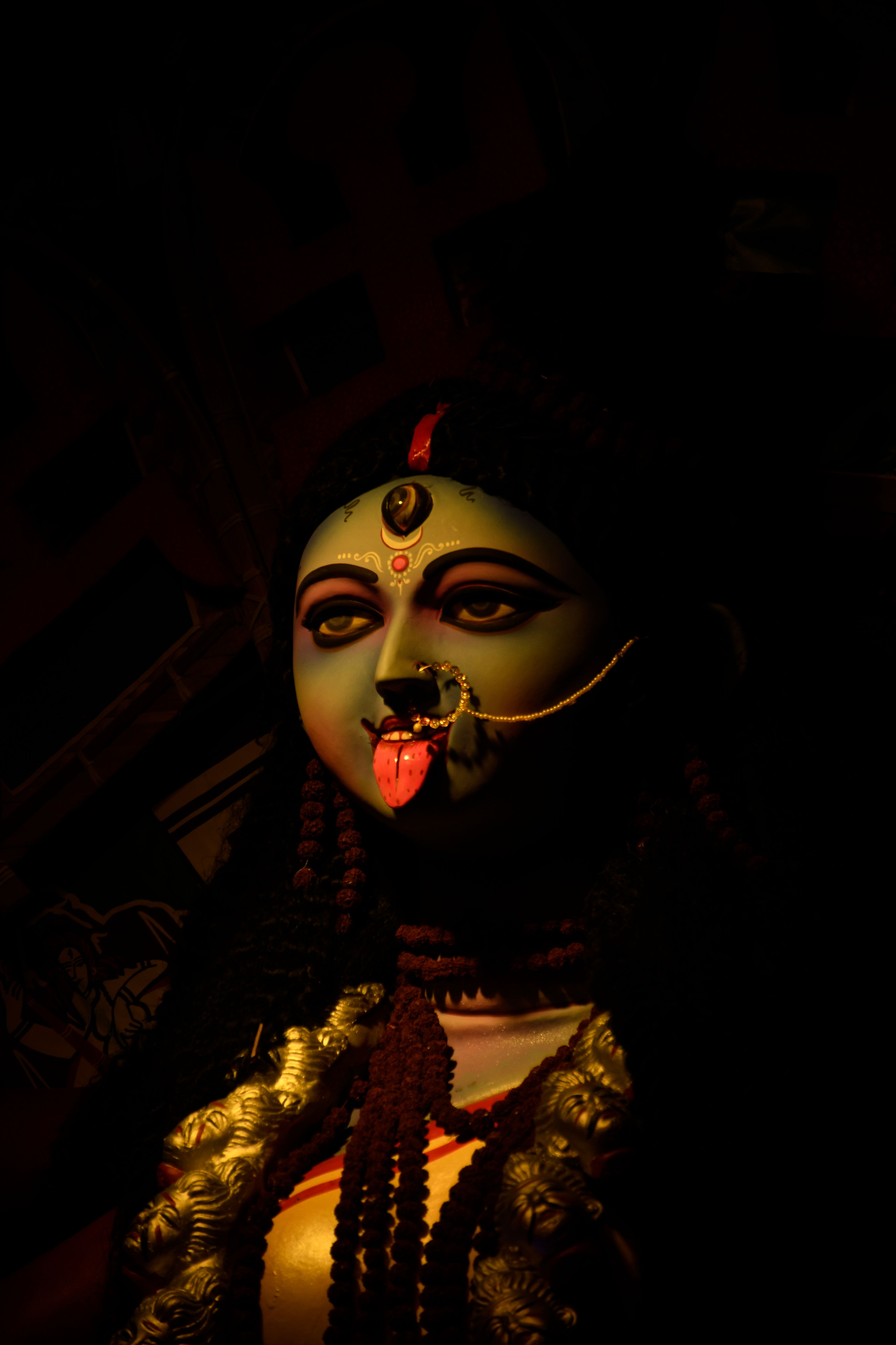 3712x5568 Statue of Hindu God Kali Puja on Black Background · Free