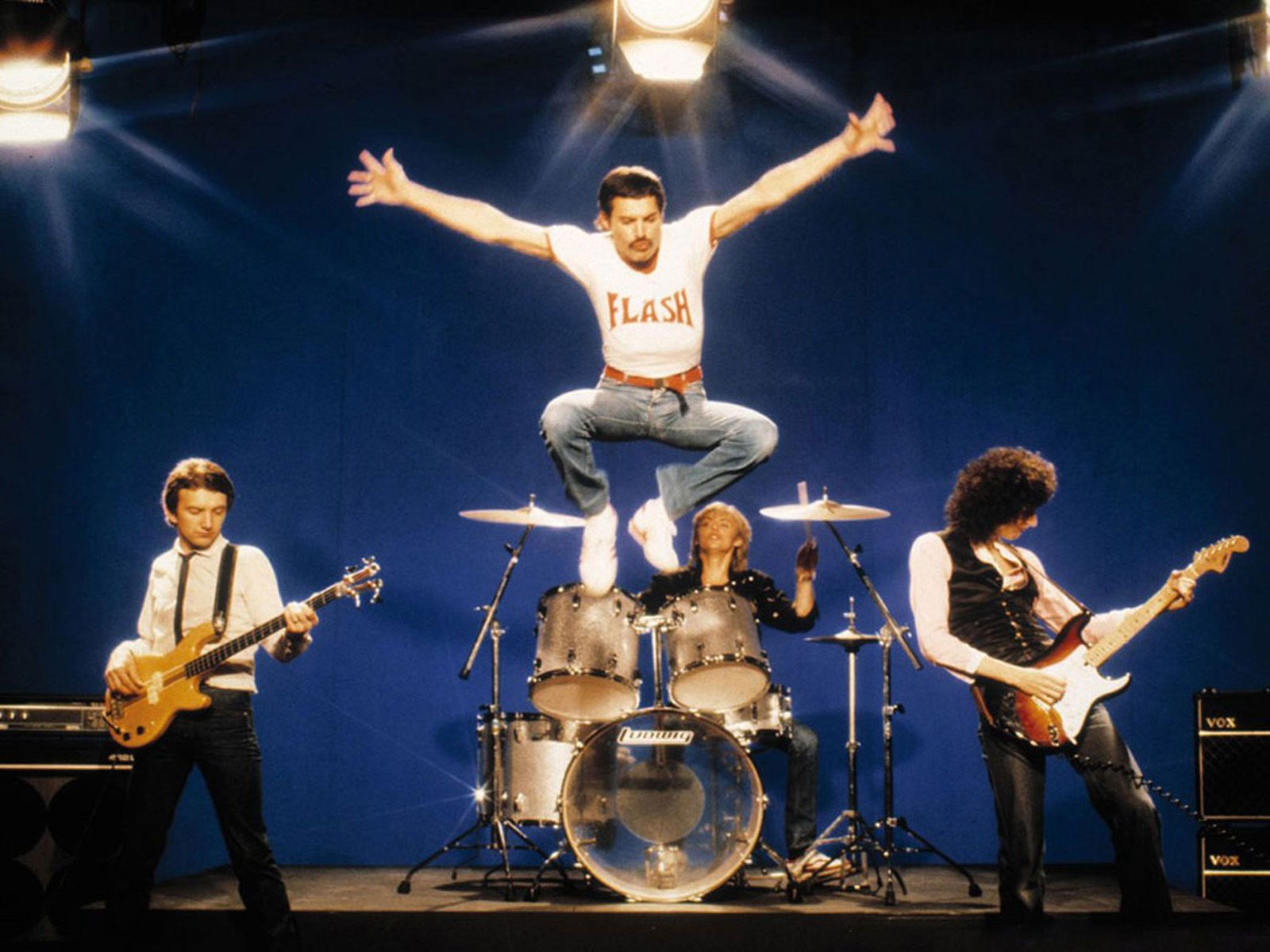 1600x1200 Queen Live: Iconic Rock Legends HD Wallpaperx1200