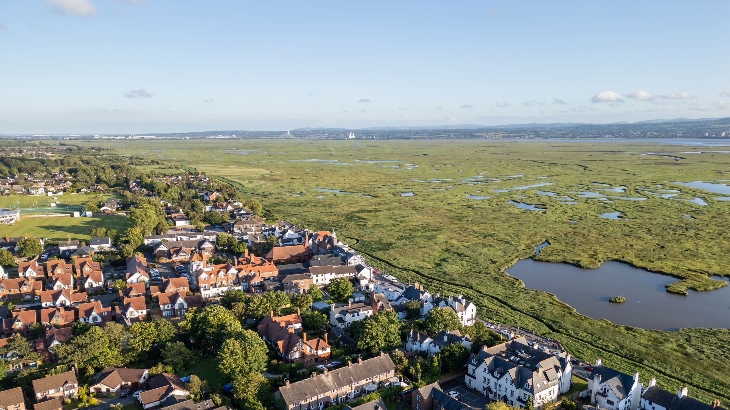 2560x1440 A seaside town without any sea? The charming British spot drawing in curious travellers