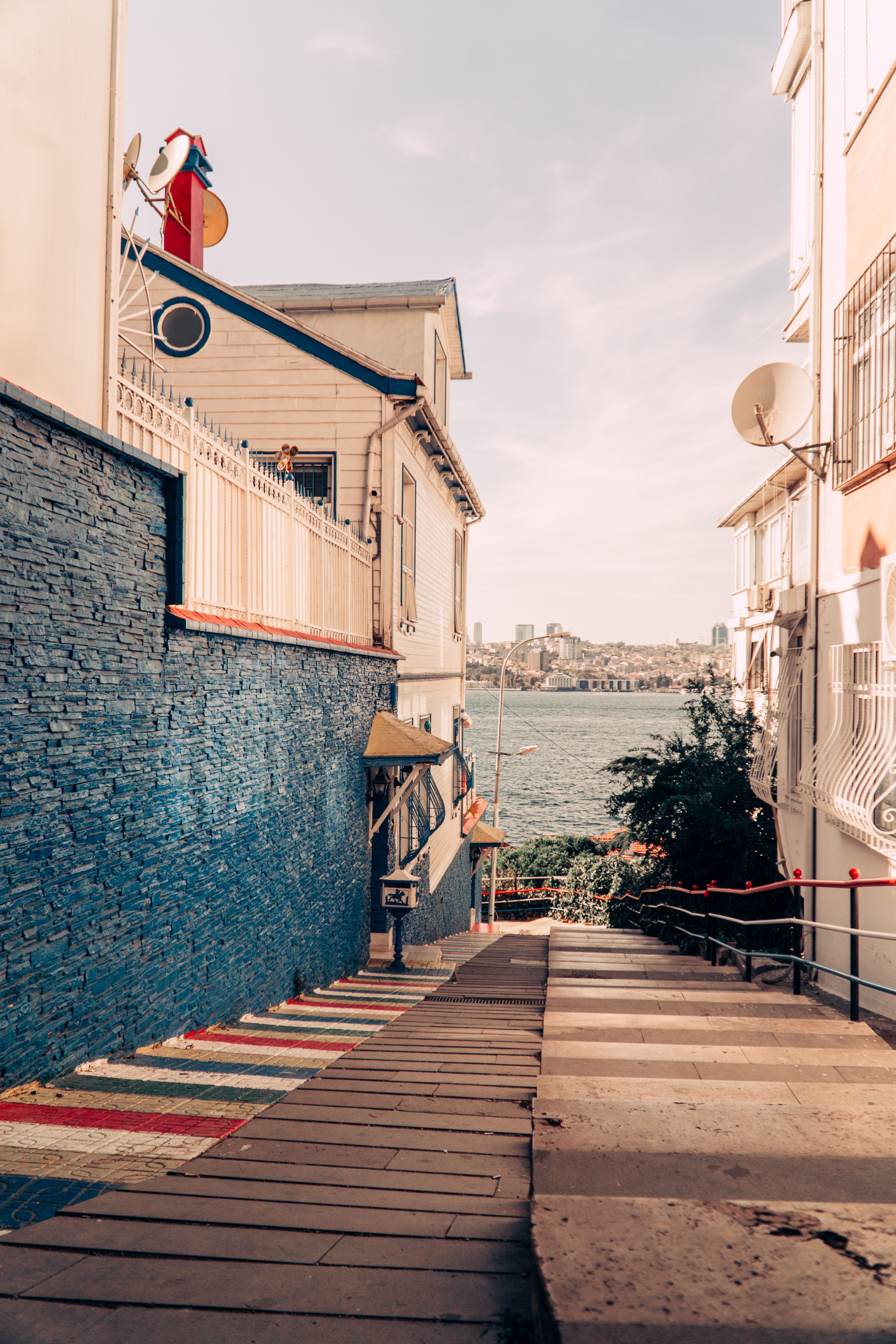 4000x6000 City Seaside in Summer · Free