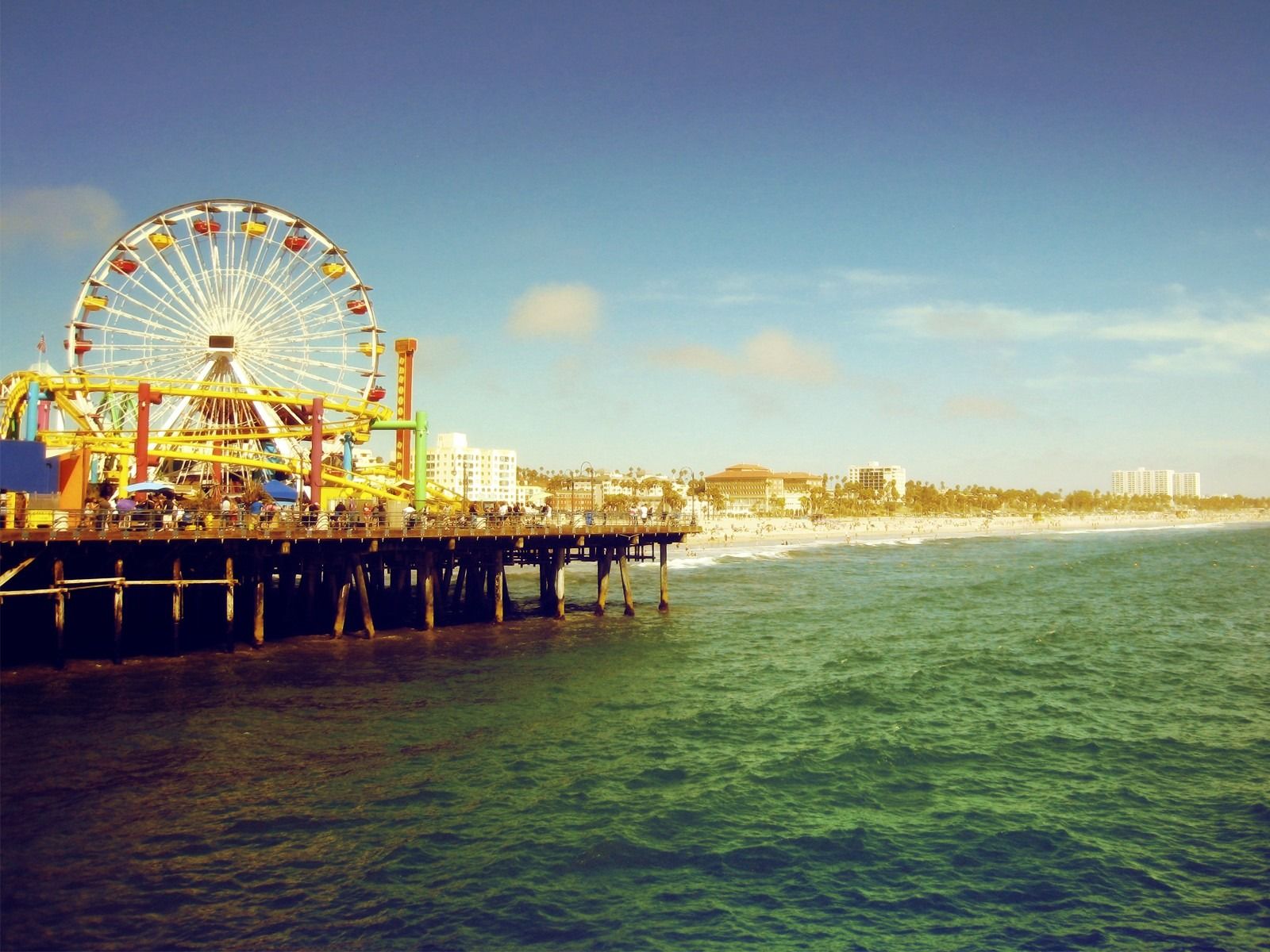 1600x1200 Summer Playground City LOMO Wallpaper