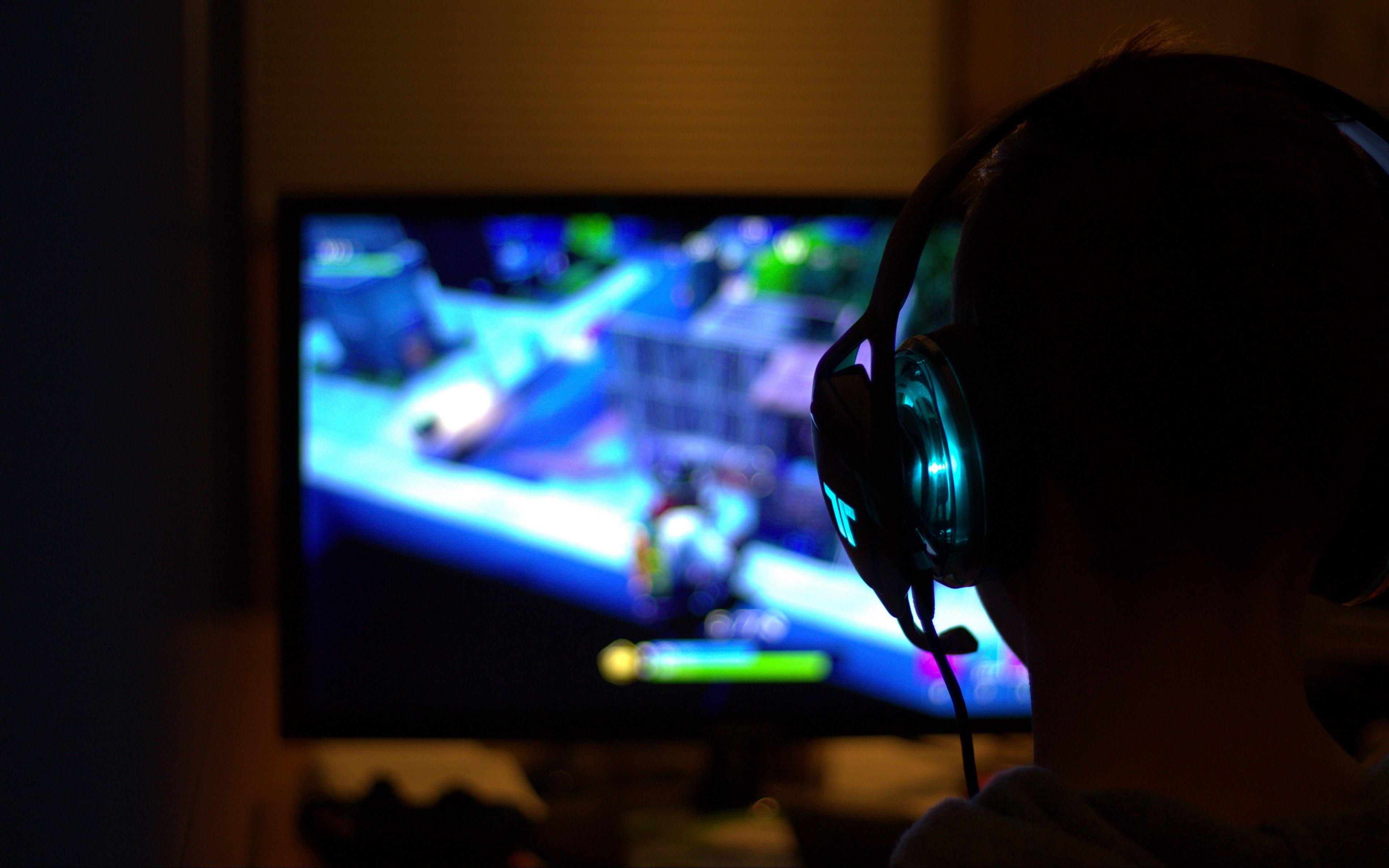 3840x2400 Download wallpaper 3840x2400 headphones, headset, gaming, glowing