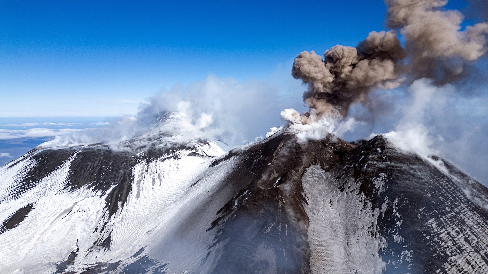1920x1080 Lava and ash spew from Italy's Mount Etna volcano 2025