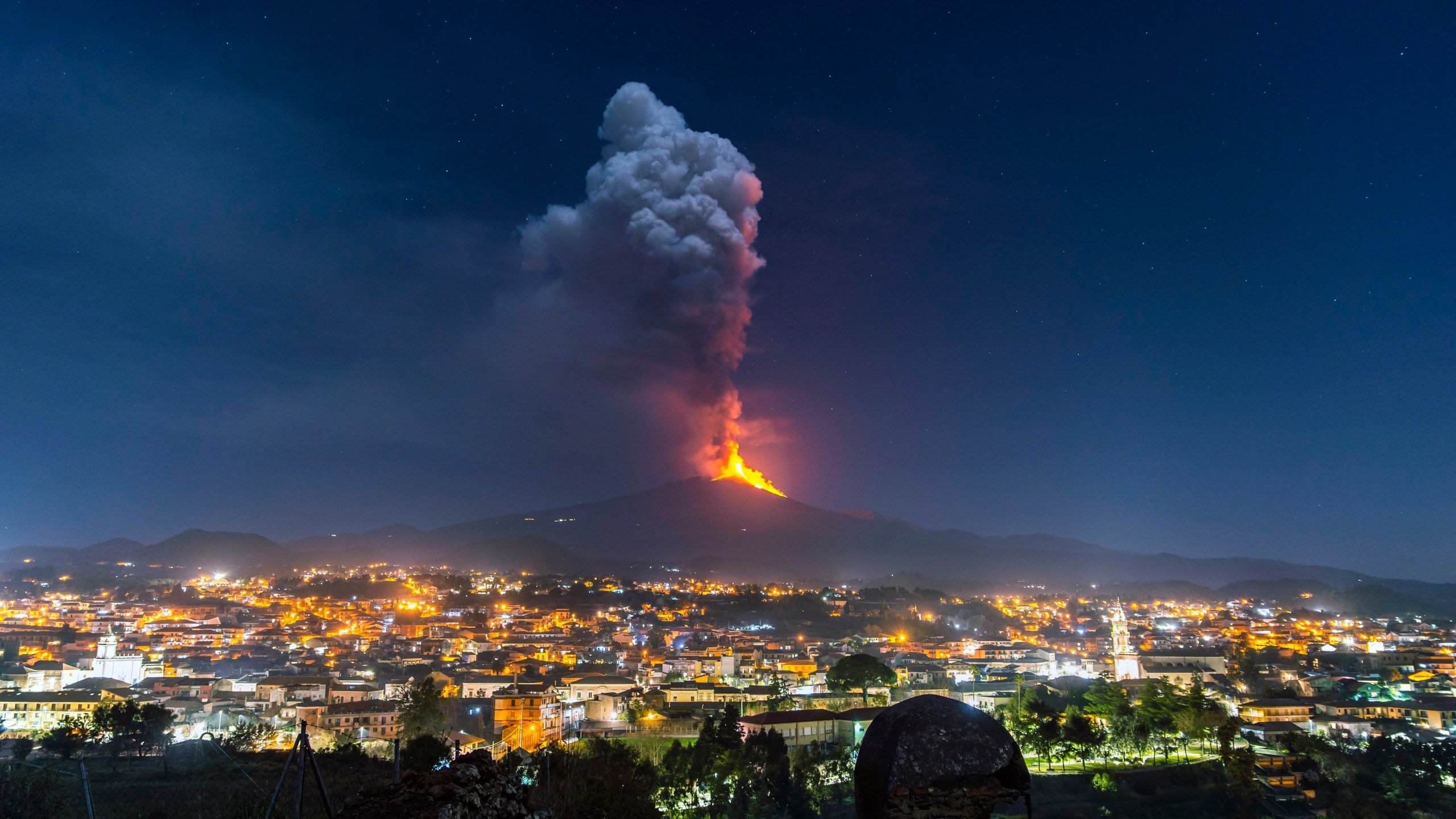 2560x1440 Explainer: Mount Etna puts on its latest spectacular show