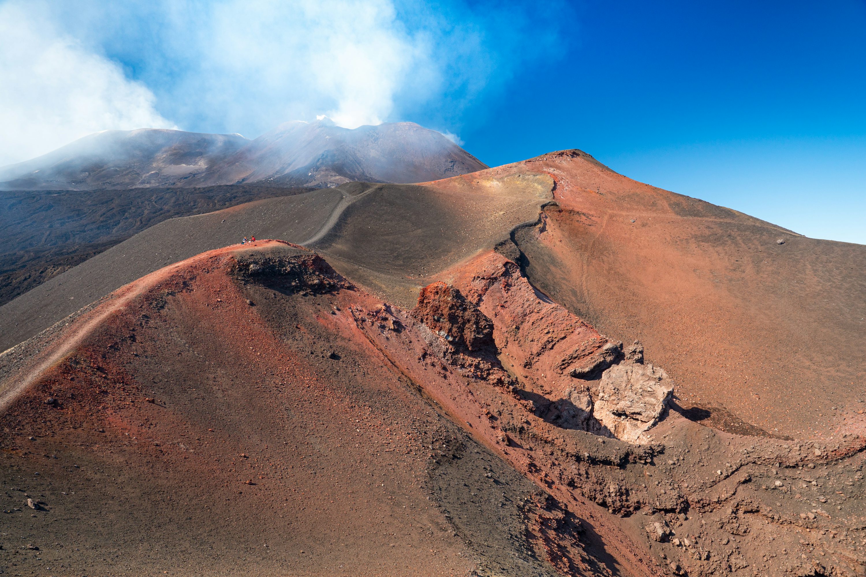 3000x2000 Brown mountain under blue sky during daytime photo