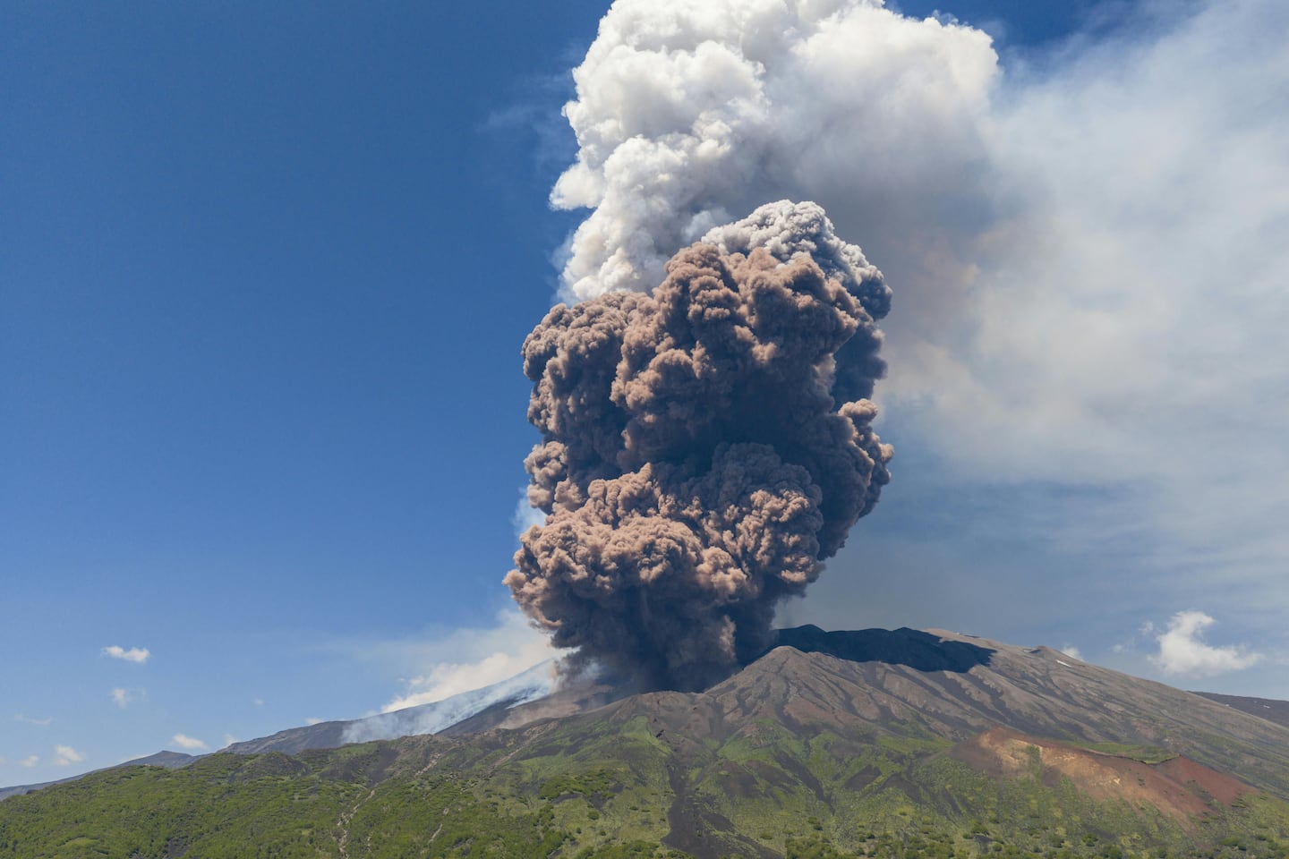 1440x960 Mount Etna's eruption photo: Ash and debris send tourists fleeing