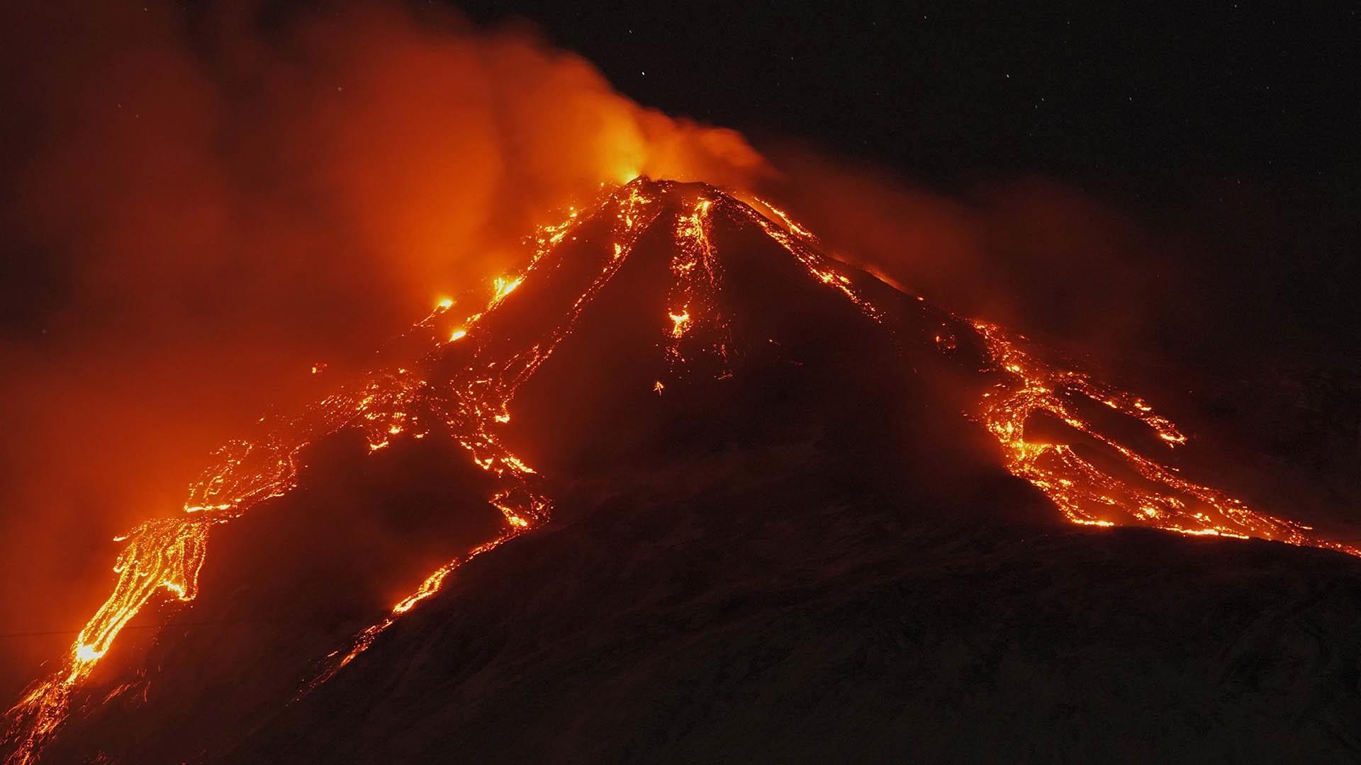 1920x1080 Mount Etna puts on fiery display with nighttime eruption