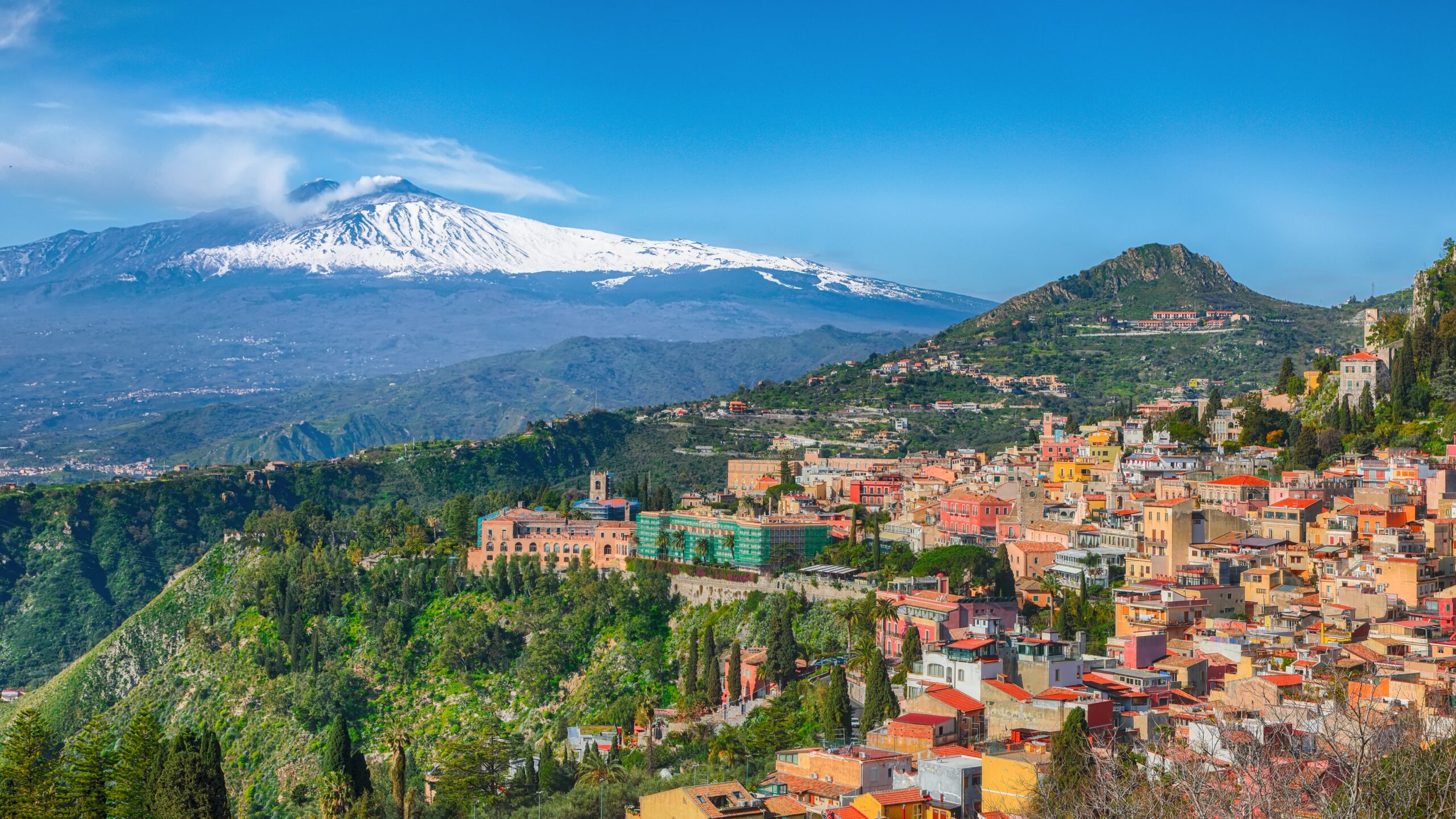 2560x1440 Catania, Sicily, the Island of Dreams and Legends