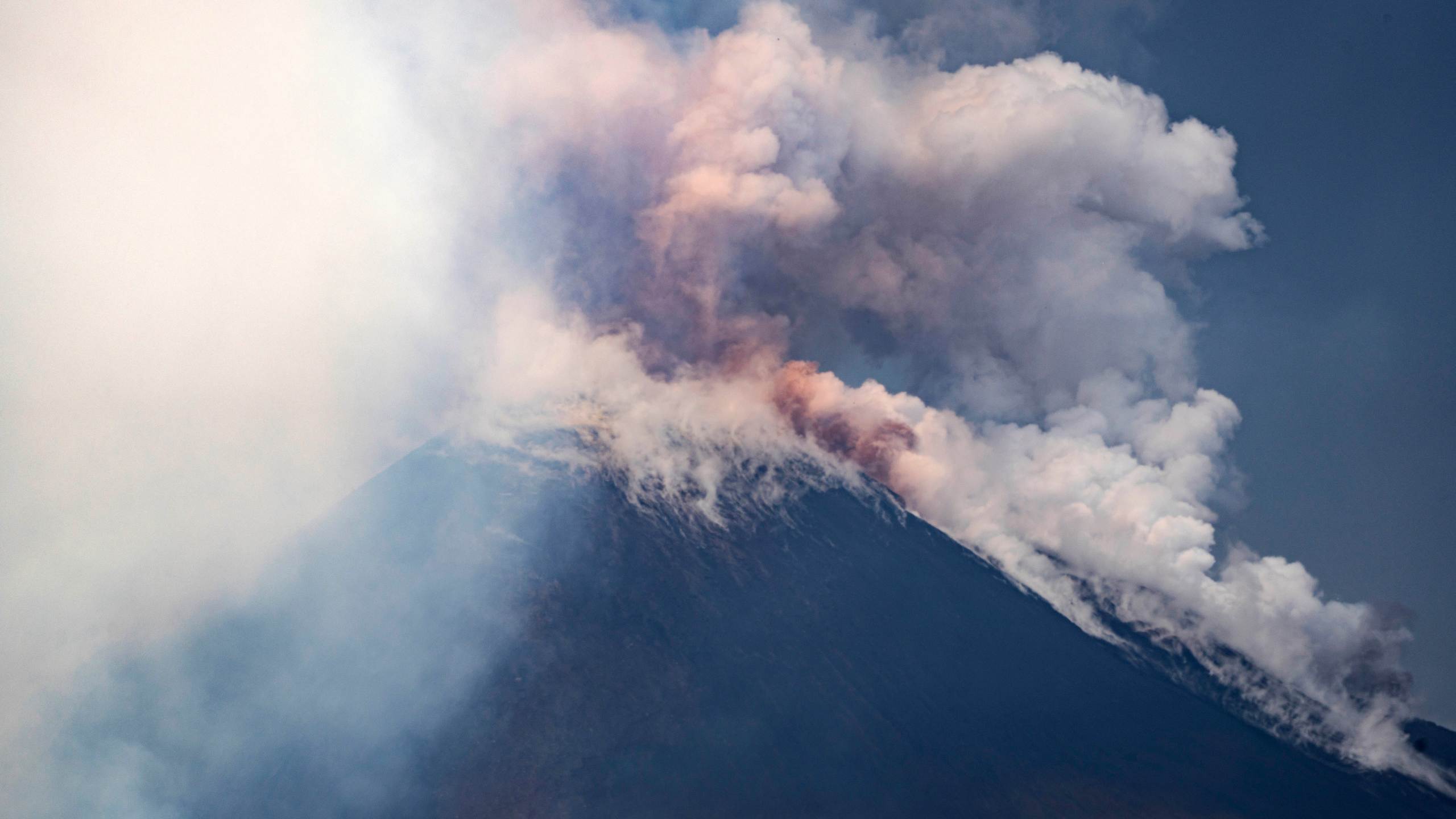 2560x1440 Sicily's Mount Etna erupts with columns of smoke and ash. Fox 8 Cleveland WJW