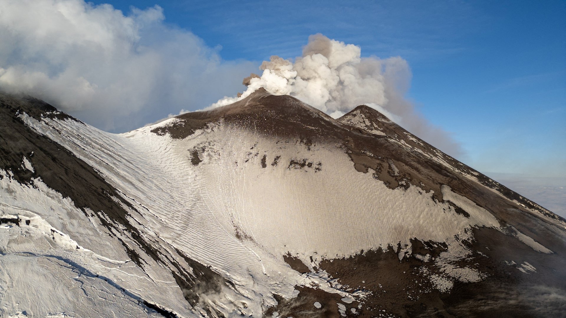 1920x1080 Lava and ash spew from Italy's Mount Etna volcano 2025