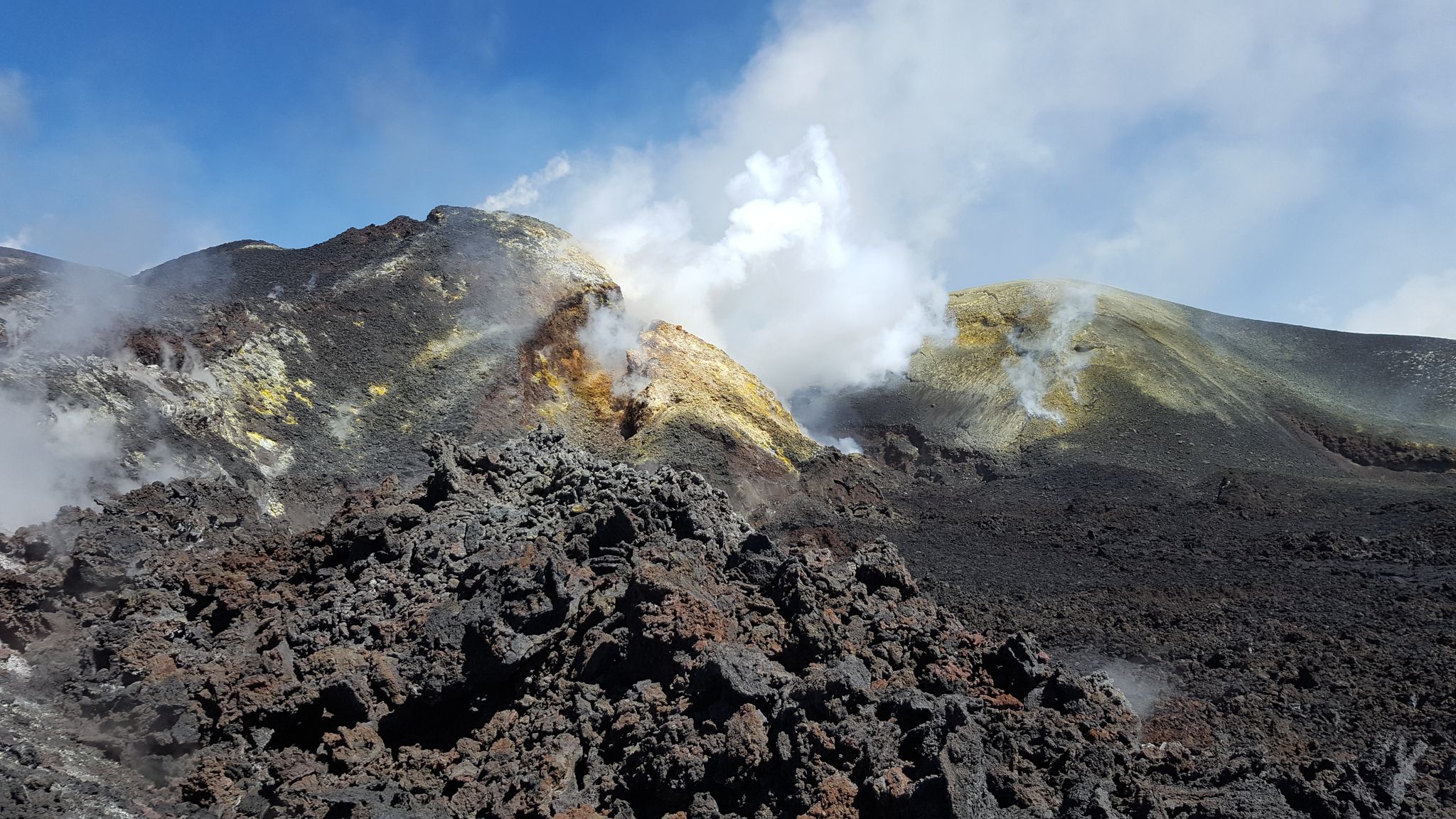 2048x1152 Etna Crater
