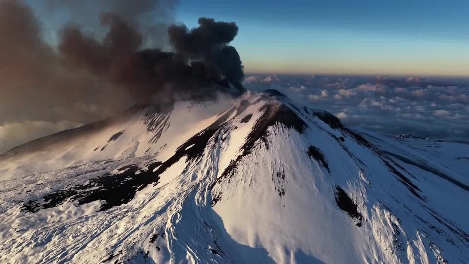 1600x900 Watch: Skiers glide down slopes as Mount Etna erupts