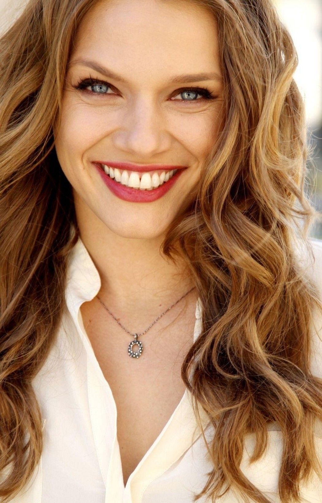 1050x1637 Tracy Spiridakos Wallpaper HD / Desktop and Mobile Background