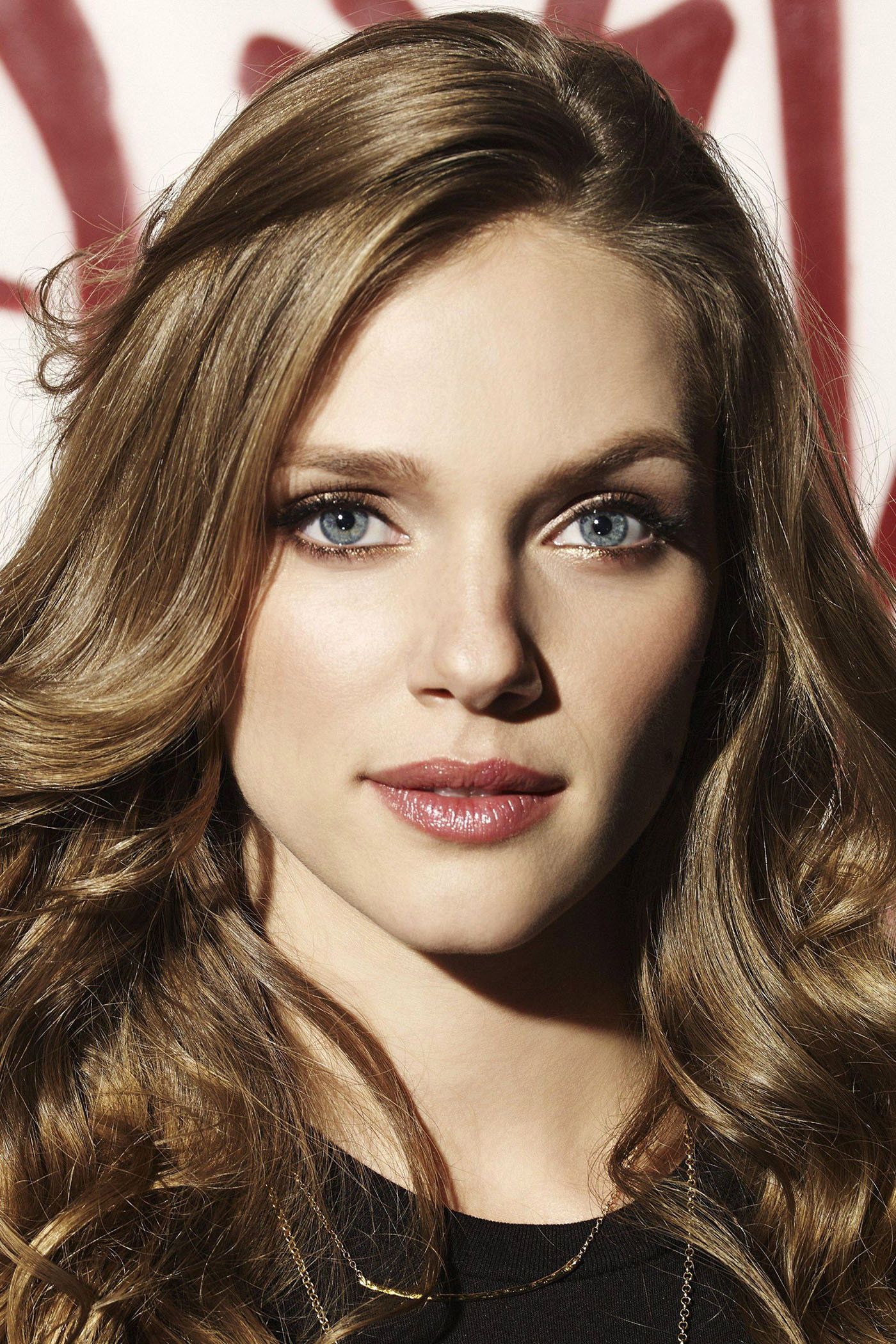 1400x2100 Tracy Spiridakos Image